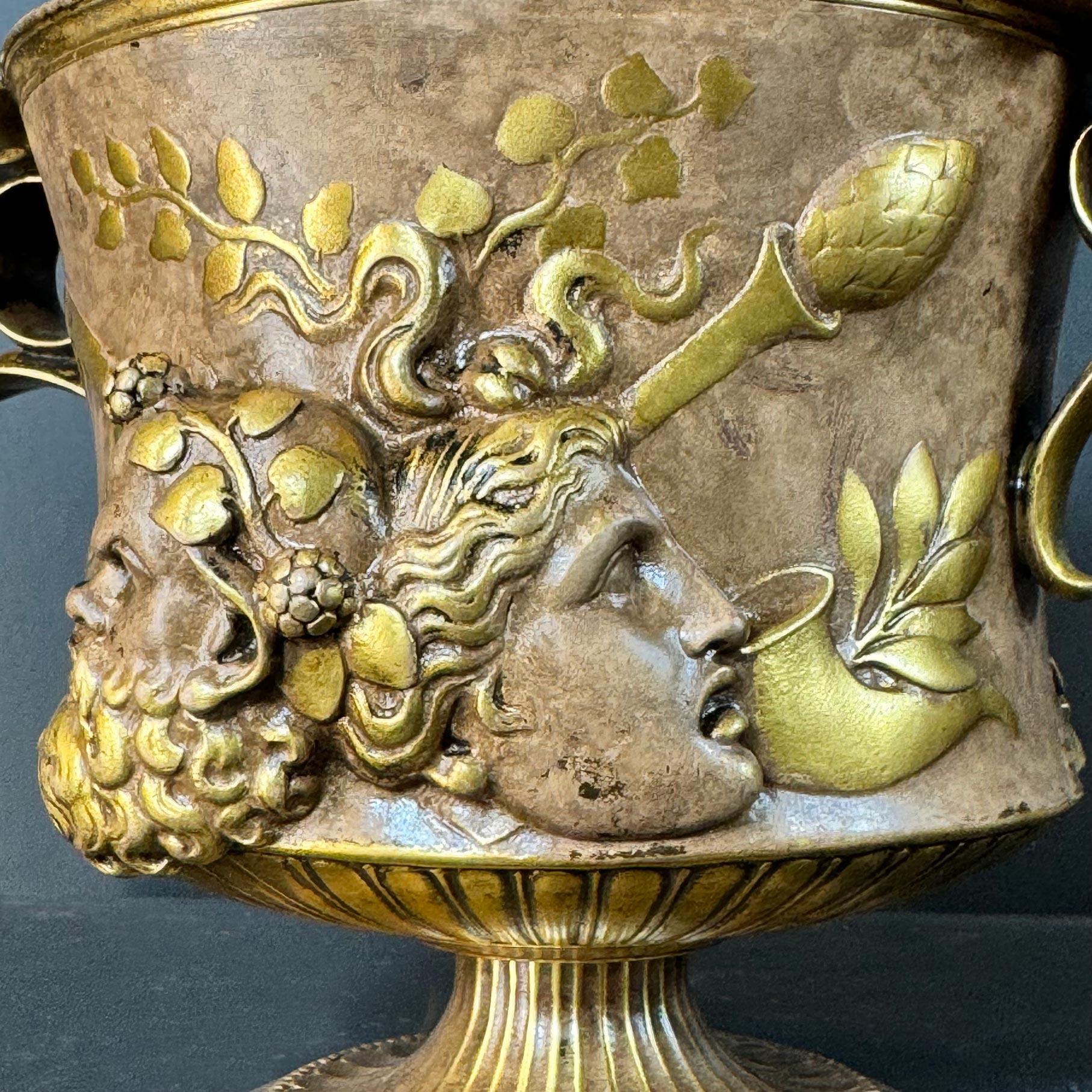 Greco classico Coppia di urne in bronzo Borghese con manico basso di Ferdinand Barbedienne in vendita