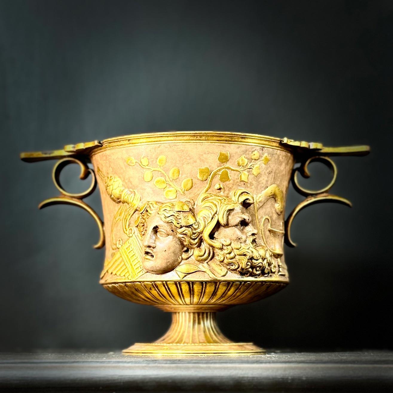 Francese Coppia di urne in bronzo Borghese con manico basso di Ferdinand Barbedienne in vendita