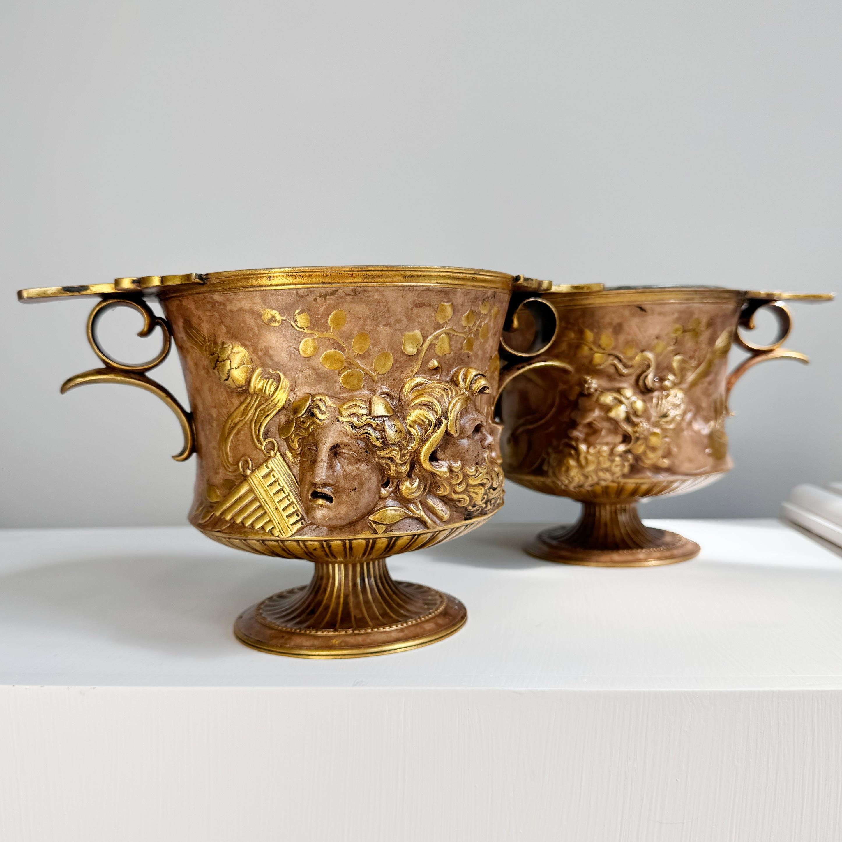 Oggetti in metallo Coppia di urne in bronzo Borghese con manico basso di Ferdinand Barbedienne in vendita
