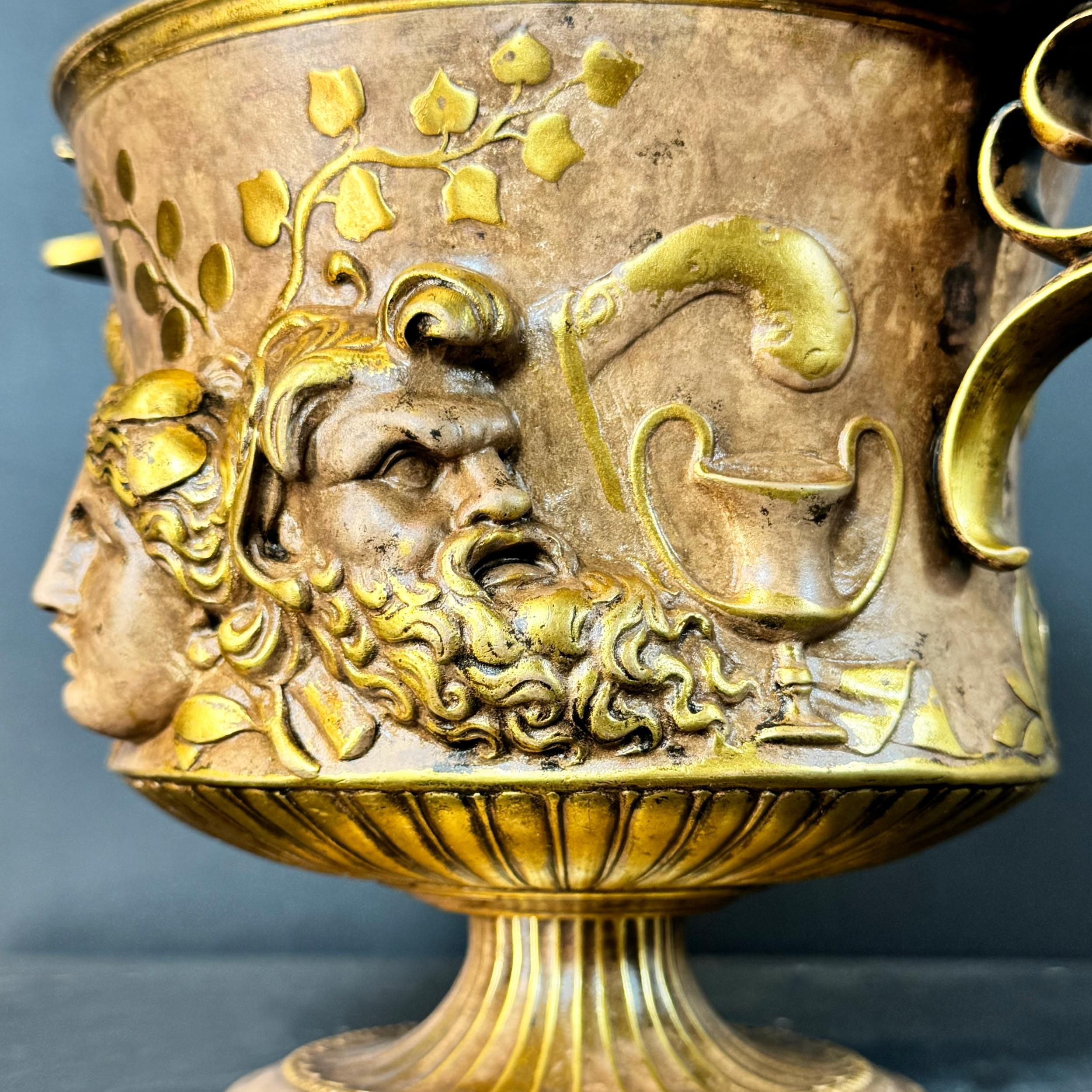 Oggetti in metallo Coppia di urne in bronzo Borghese con manico basso di Ferdinand Barbedienne in vendita