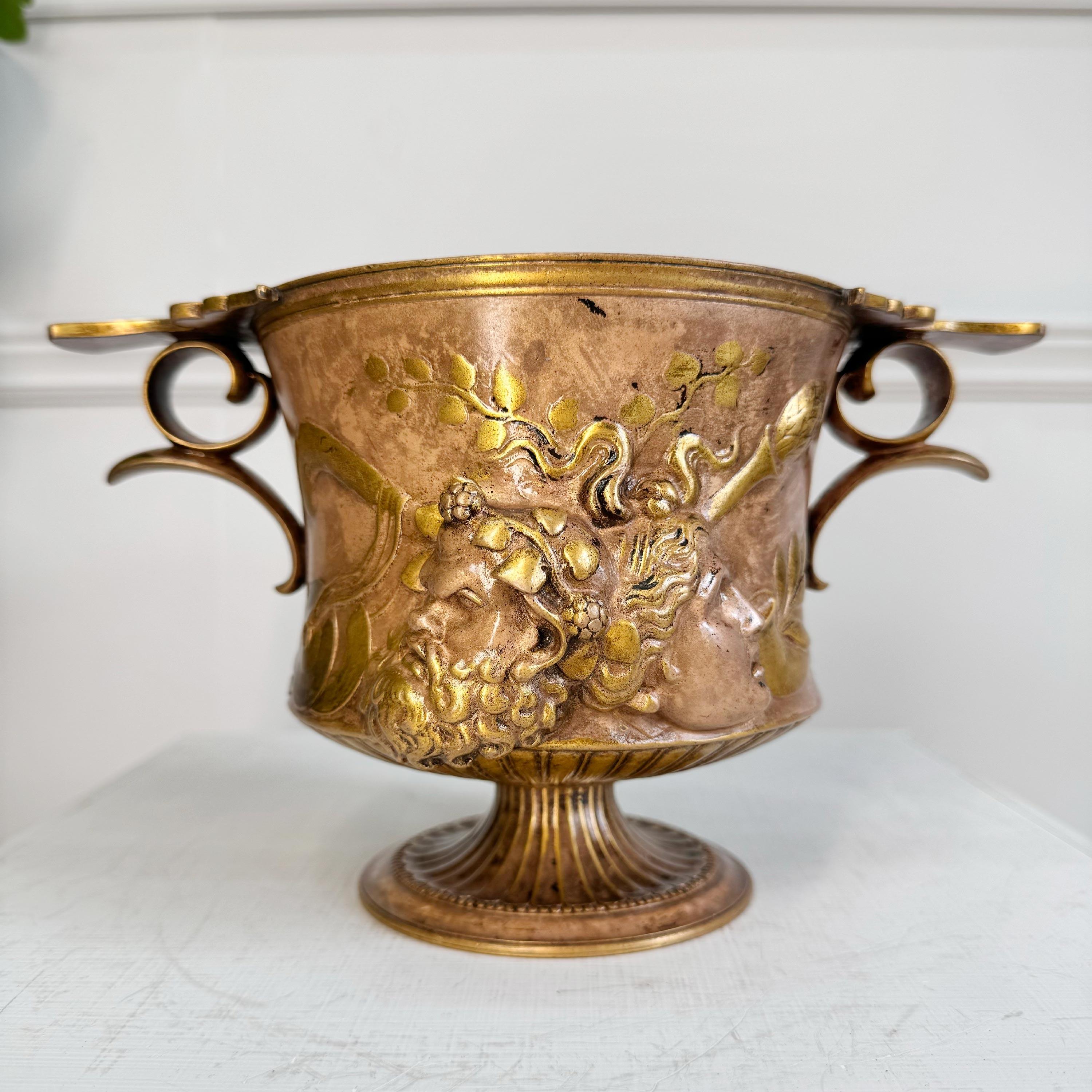 Coppia di urne in bronzo Borghese con manico basso di Ferdinand Barbedienne In condizioni buone in vendita a Hastings, GB