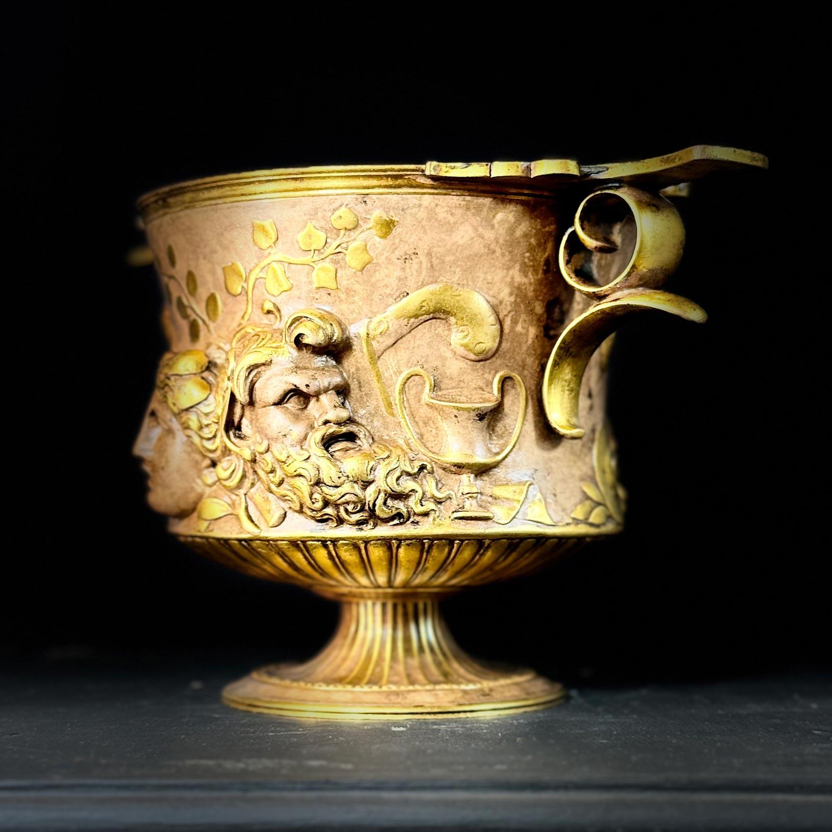 Fine XIX secolo Coppia di urne in bronzo Borghese con manico basso di Ferdinand Barbedienne in vendita