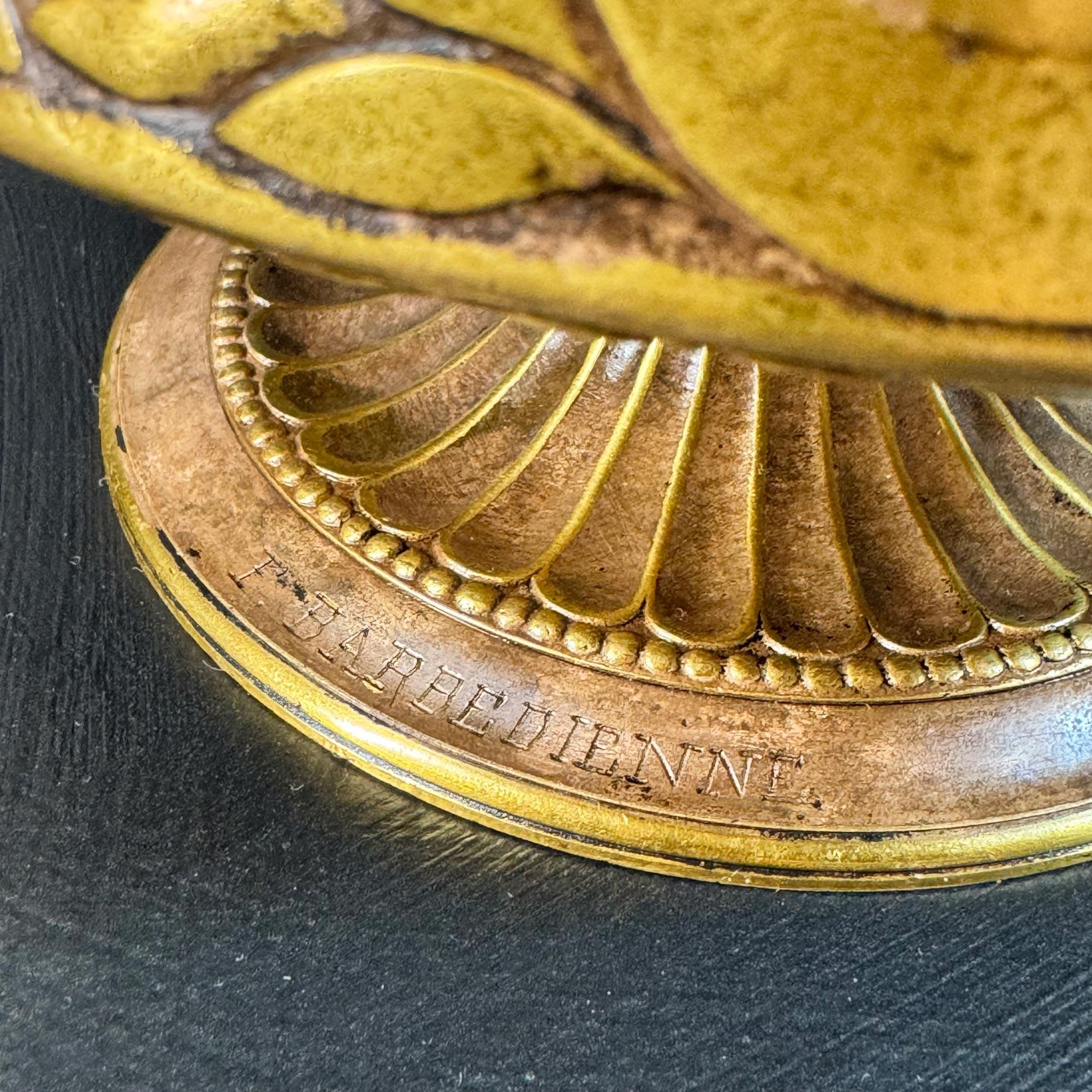 Pareja de urnas Borghese de bronce con asa baja Ferdinand Barbedienne  en venta 1