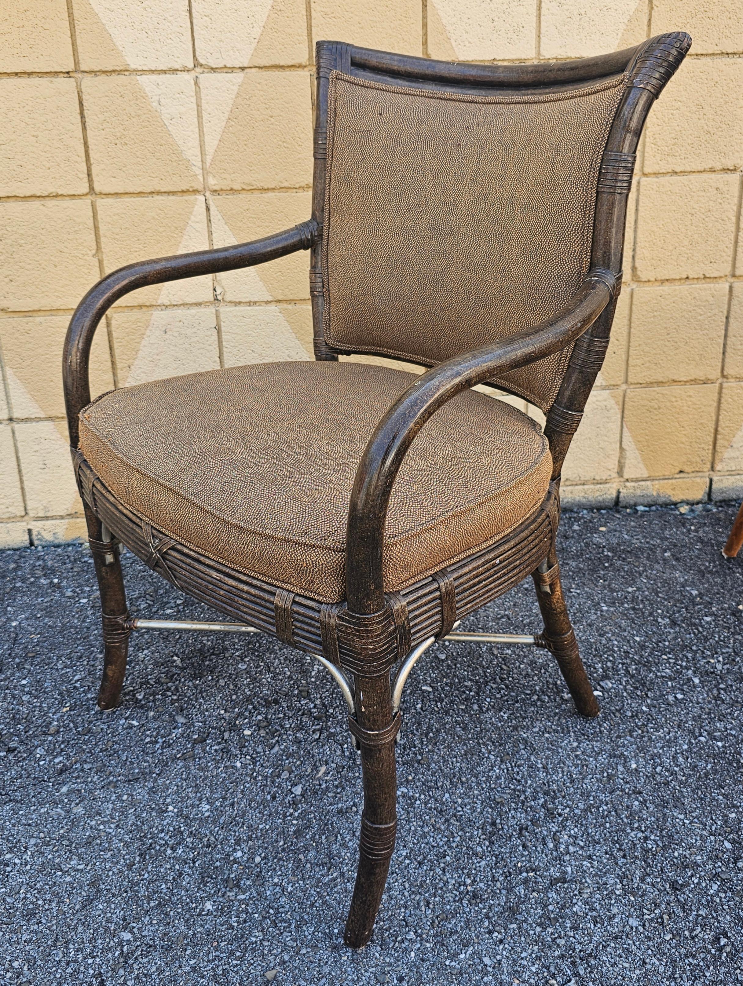 Zwei gepolsterte Brighton-Sessel von Ferguson Copeland in Schildpatt und Blattsilber.
Der Rahmen aus gebogenem Rattan ist mit Lederbändern verbunden, die Beine und Rückenlehnen sind braun lackiert und mit Blattsilber beschlagen. 
Maße: 23,5