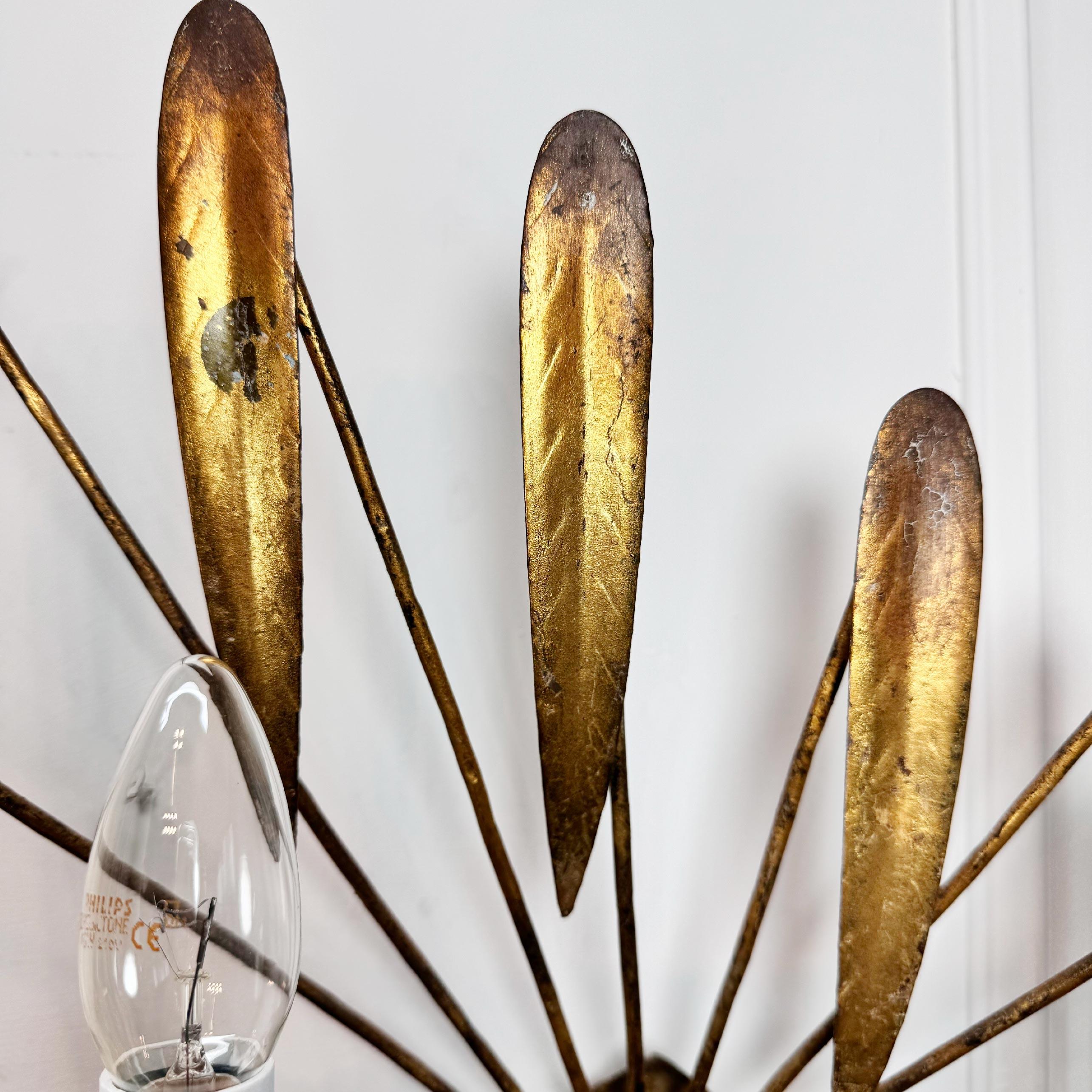 Ein Paar Ferro Art Gold Leaf Wall Lights (Spanisch) im Angebot