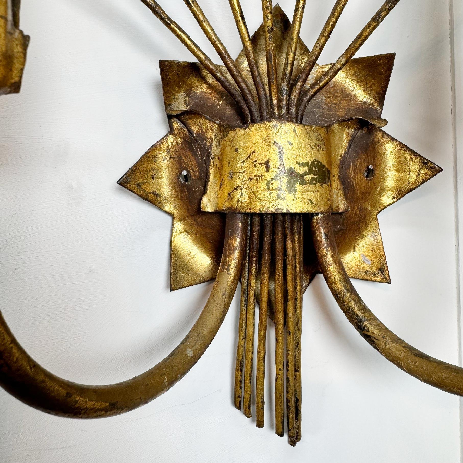 Ein Paar Ferro Art Gold Leaf Wall Lights (Mitte des 20. Jahrhunderts) im Angebot