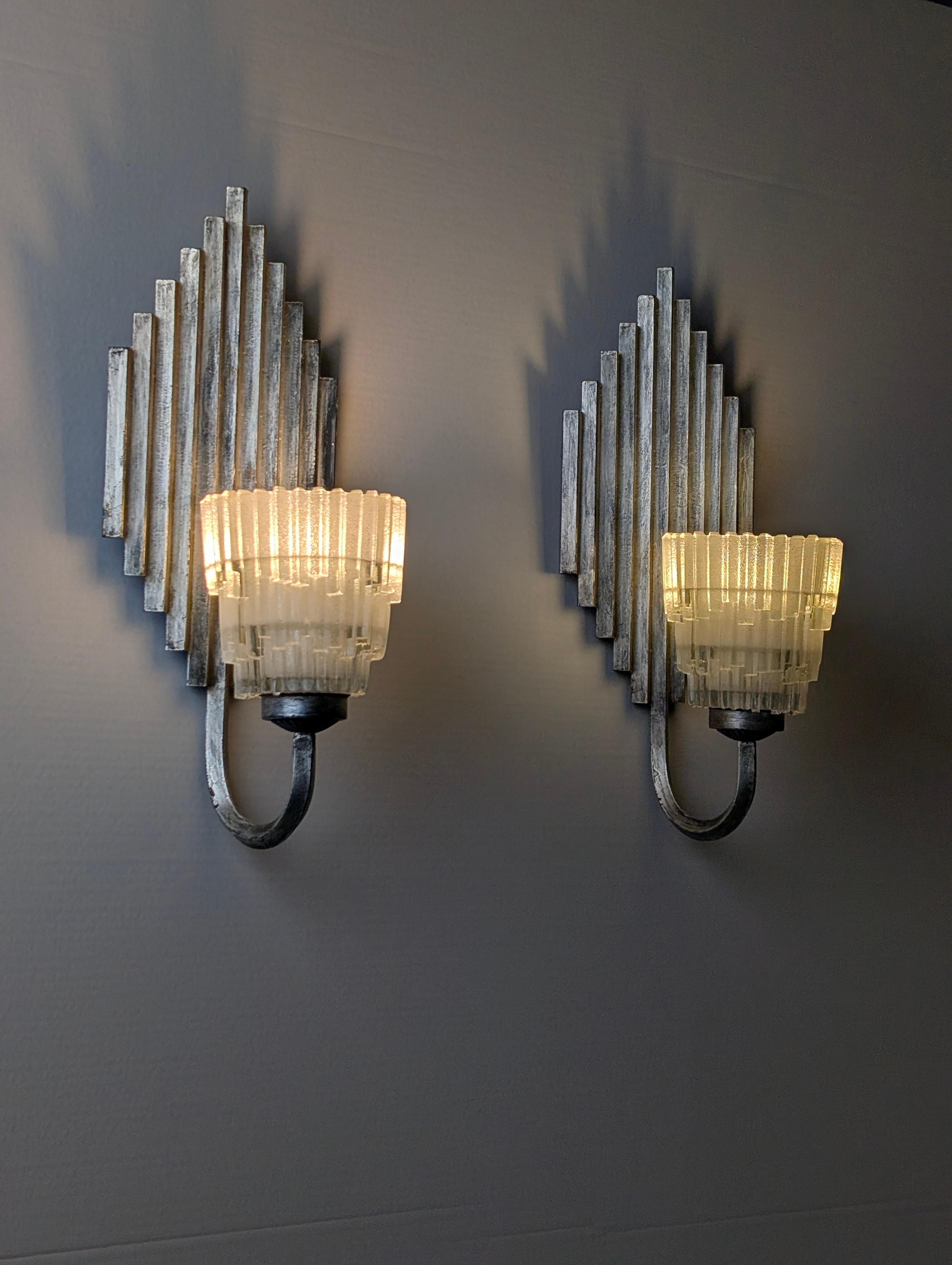 Pareja de Apliques de Hierro y Vidrio Ferroart Estilo Art Decó Años 70 en venta 6