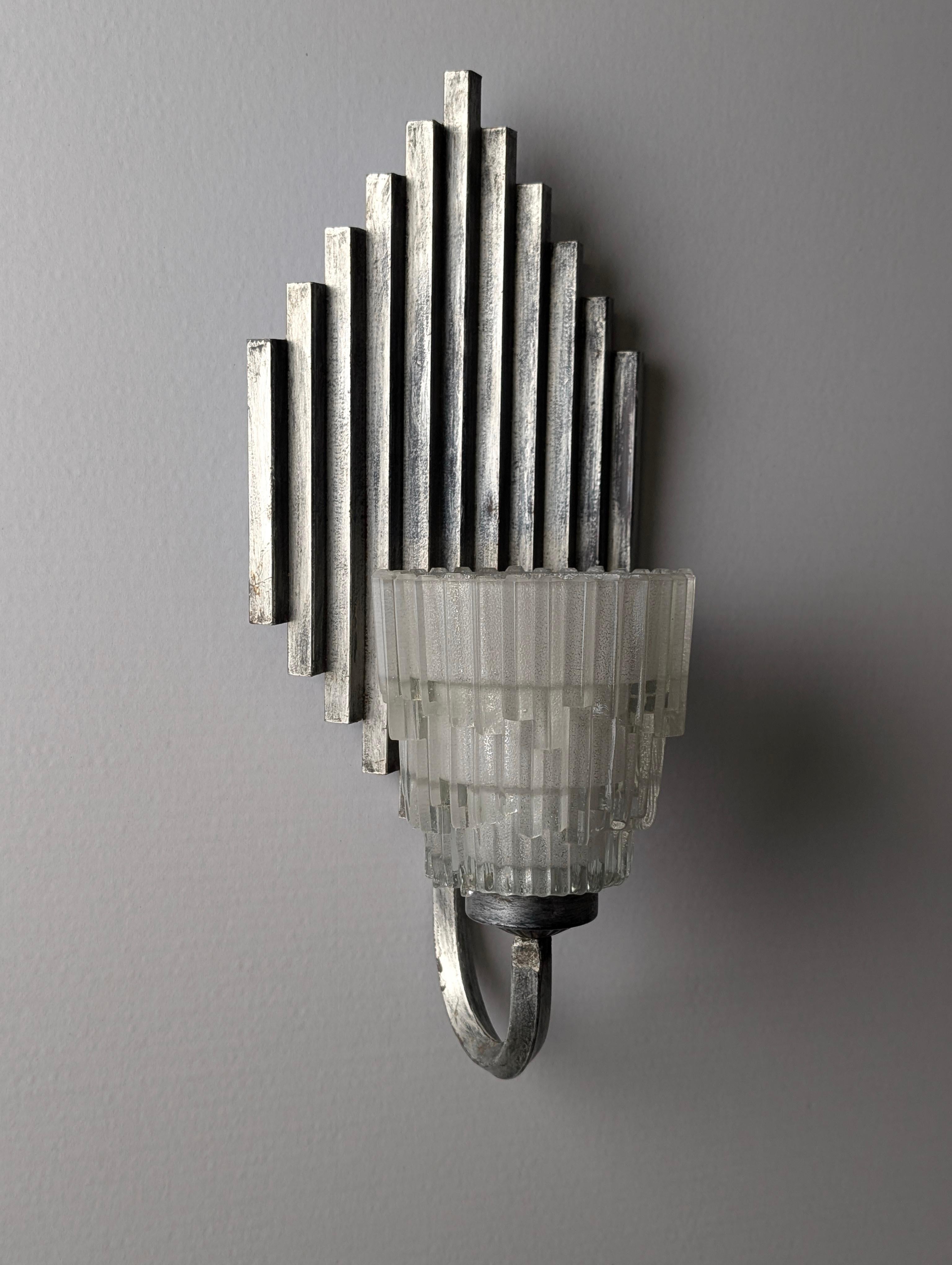 Pareja de Apliques de Hierro y Vidrio Ferroart Estilo Art Decó Años 70 finales del siglo XX en venta