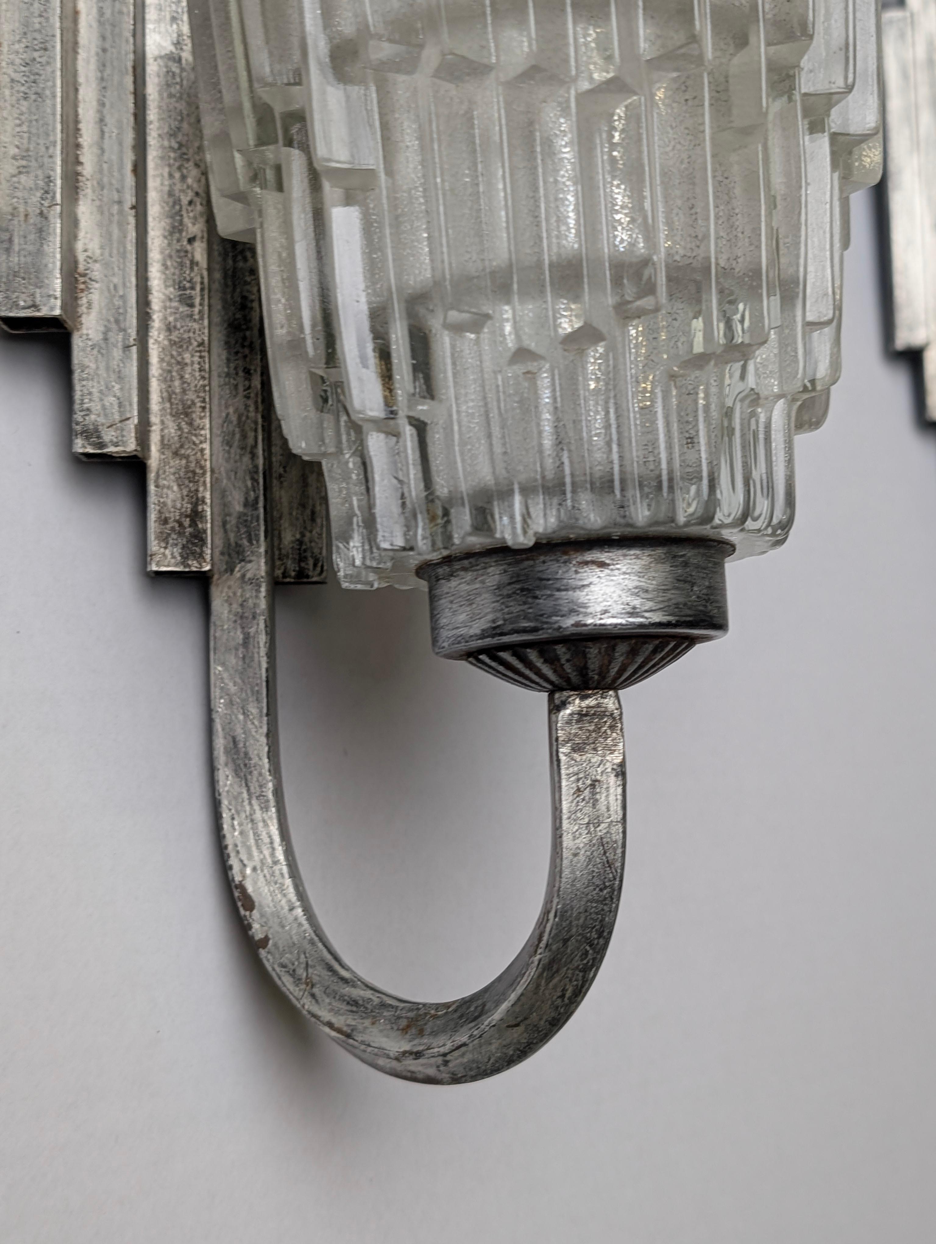 Pareja de Apliques de Hierro y Vidrio Ferroart Estilo Art Decó Años 70 en venta 4