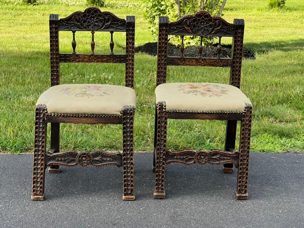 Entrez dans un royaume d'opulence historique avec cette paire exquise de chaises d'appoint Grandeurur, chaque pièce témoignant de l'art complexe et de la grandeur de son époque. Ces chaises ne sont pas de simples meubles, ce sont des œuvres d'art,