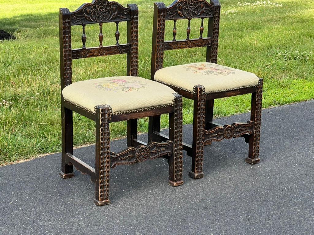 Médiéval Paire de chaises d'appoint de style féodal en vente