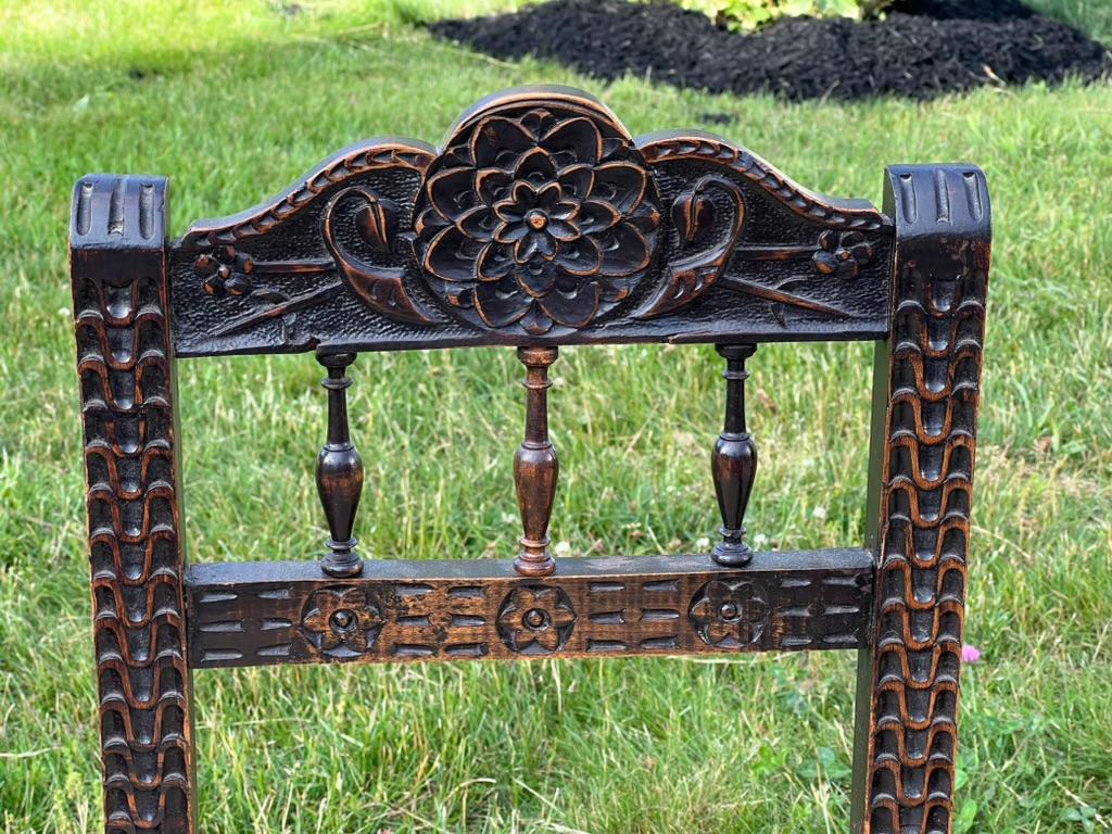 Américain Paire de chaises d'appoint de style féodal en vente