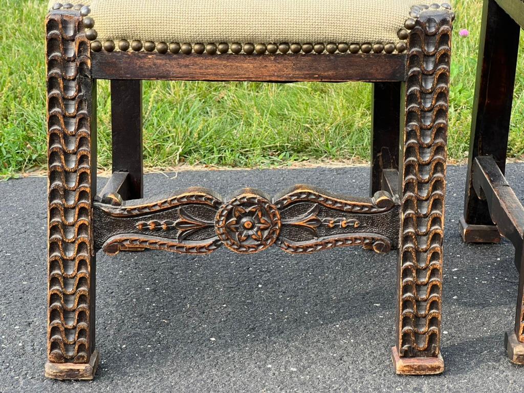 Sculpté Paire de chaises d'appoint de style féodal en vente