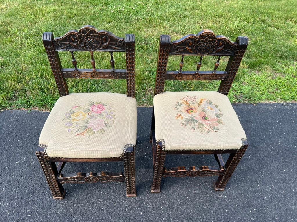 Paire de chaises d'appoint de style féodal Bon état - En vente à Westfield, MA