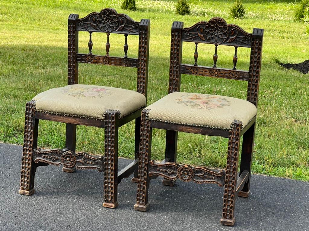 Noyer Paire de chaises d'appoint de style féodal en vente
