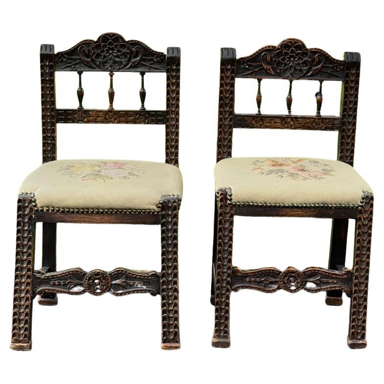 Paire de chaises d'appoint de style féodal en vente