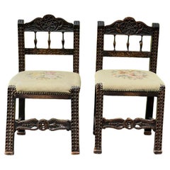 Paire de chaises d'appoint de style féodal