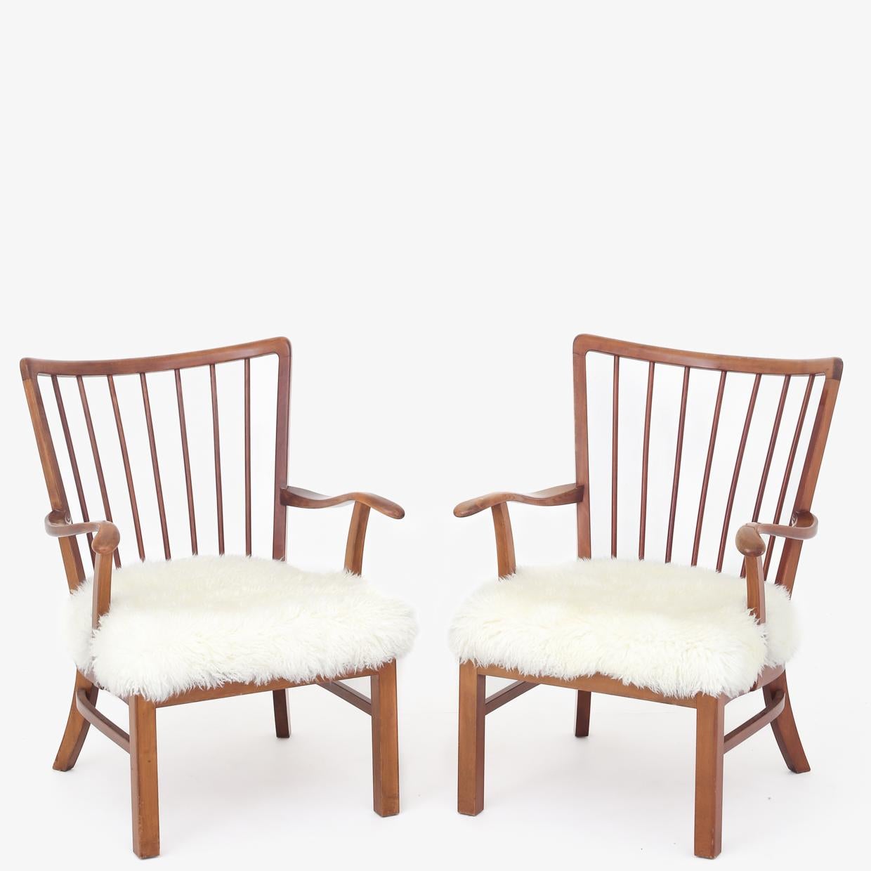 Pair of FH 1628 Armchairs by Fritz Hansen 5
