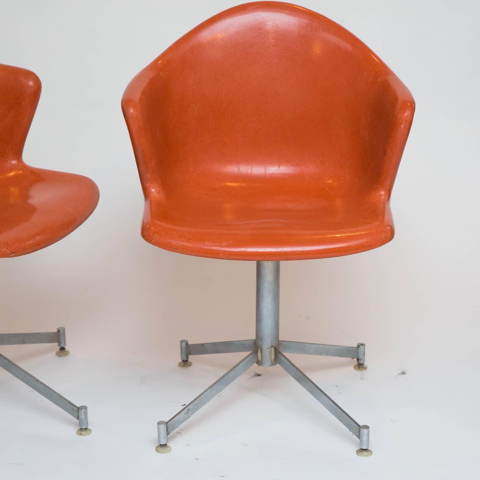 Mid-Century Modern Pair of Fiberglass Shell Swivel Chairs