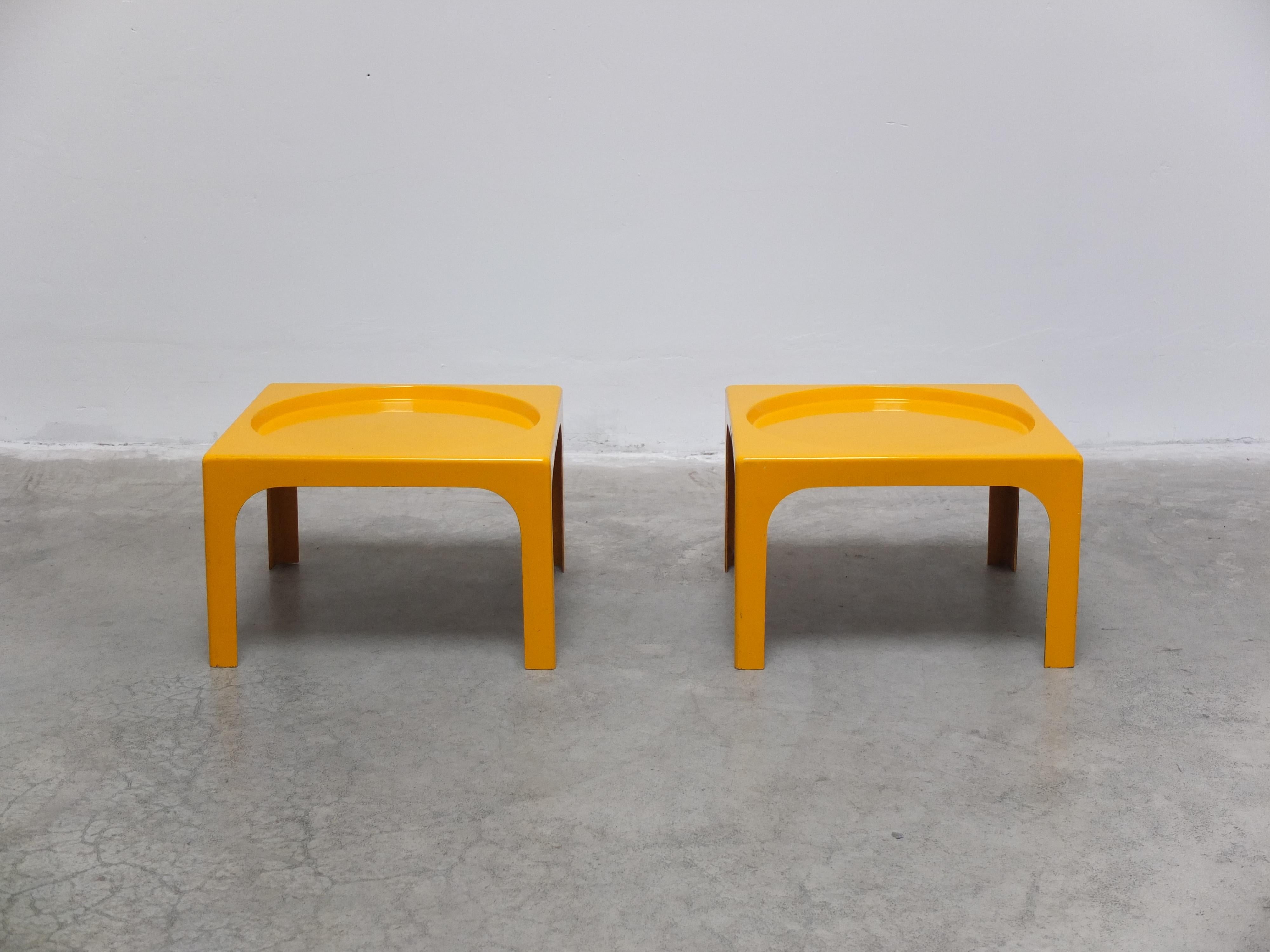 Paire de tables d'appoint ou de chevet amusantes conçues par Marc Berthier pour Prisunic vers 1970. Fabriqués en fibre de verre moulée, ils sont à la fois très légers et robustes. Outre la belle couleur jaune, le motif circulaire de l'âge de