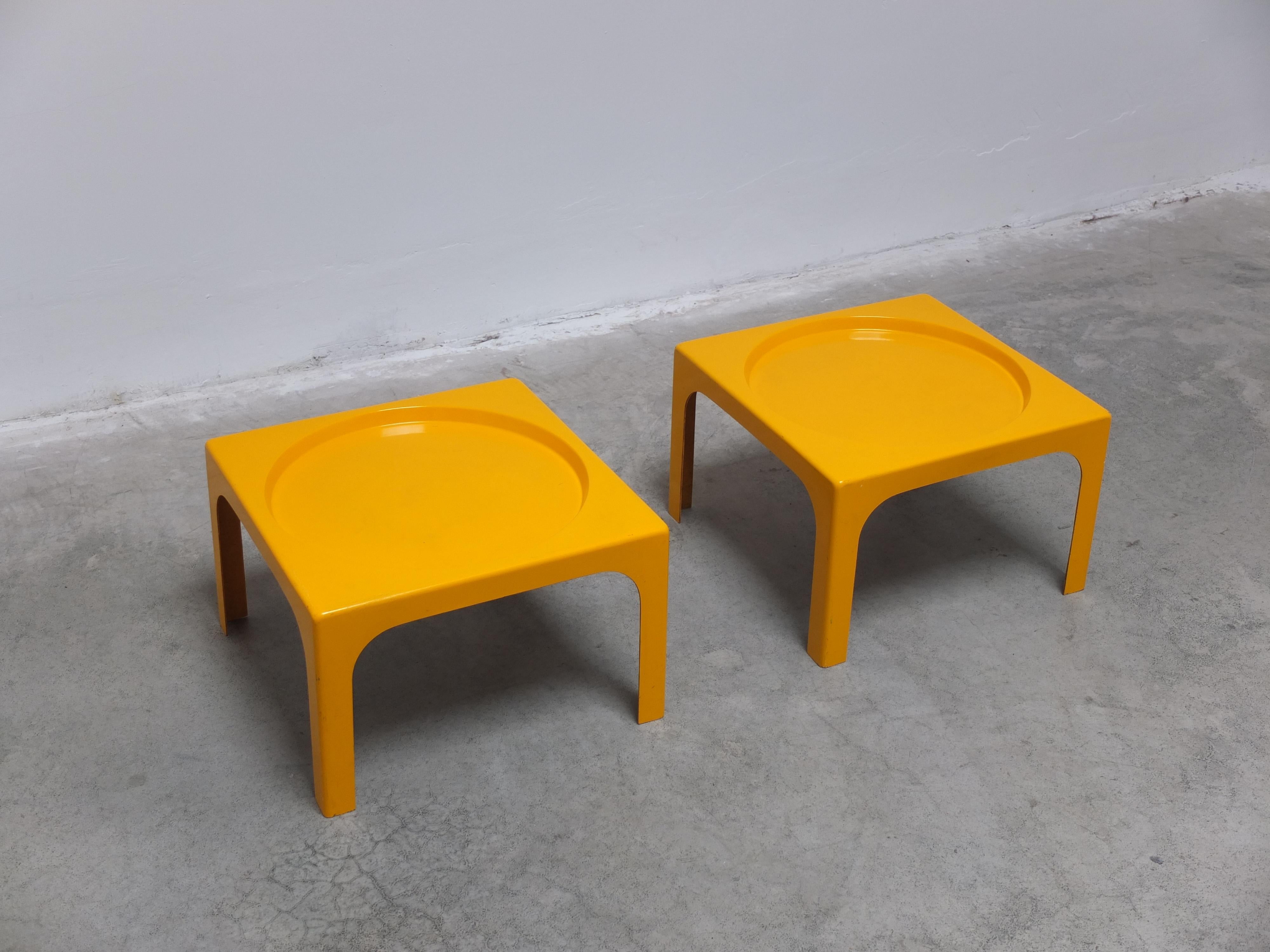 Ère spatiale Paire de tables d'appoint en fibre de verre par Marc Berthier pour Prisunic, 1970 en vente