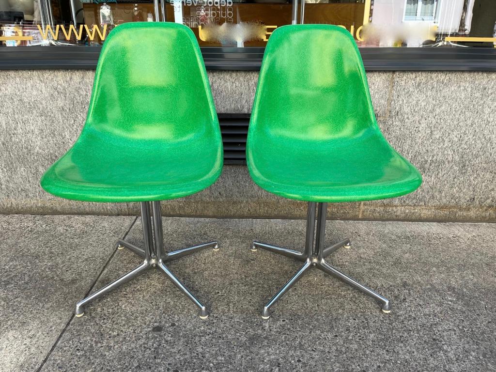 Set of 2 fiberglass La Fonda side chair by Charles & Ray Eames produced by Herman Miller / Vitra ca. 1978
Very good condition.
Apple green, steel base.