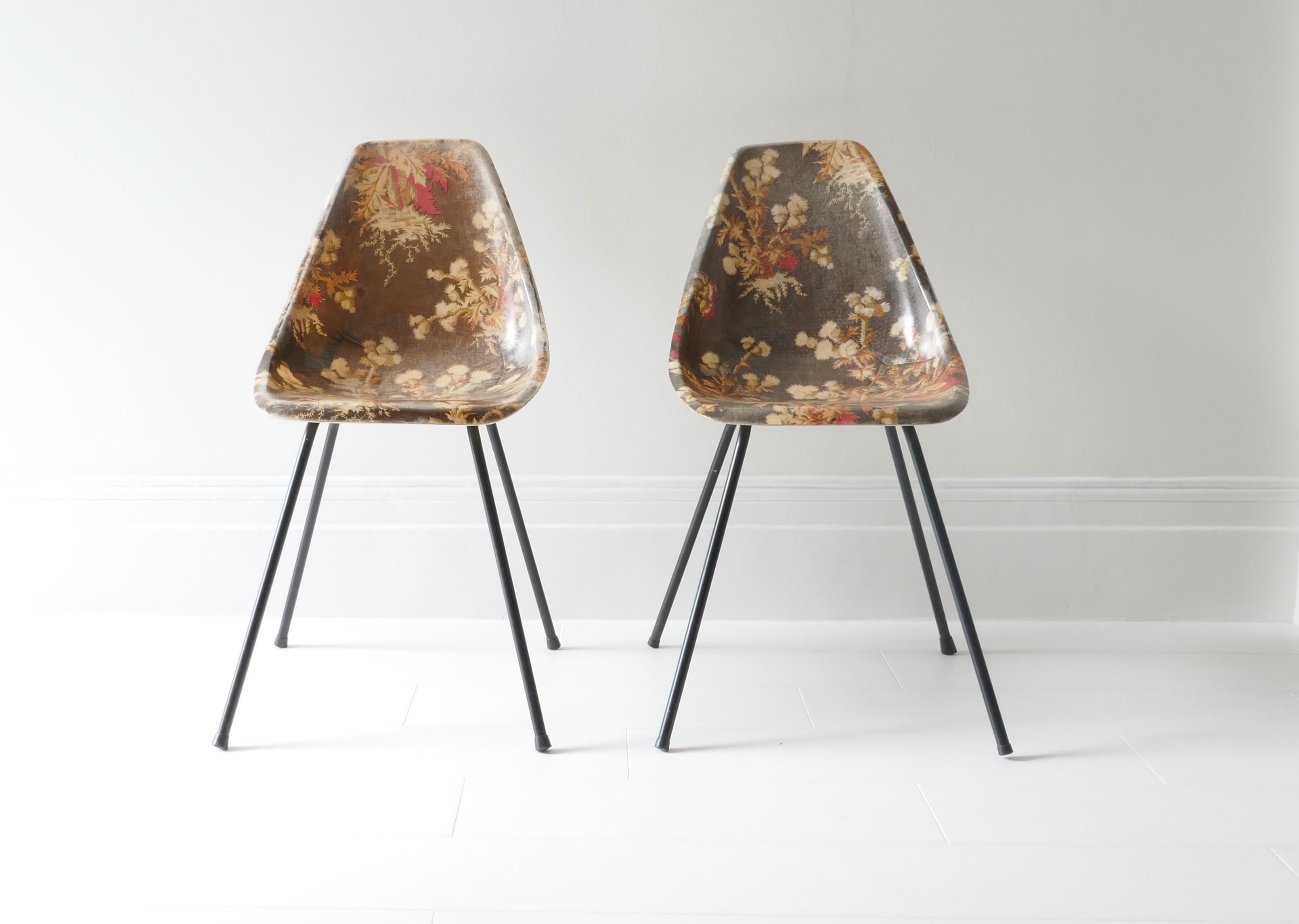 Un ensemble rare de 2 chaises en fibre de verre par Rene Jean Caillette. 
Fond brun et motif floral multicolore. 
Conçu et produit en France entre 1950 et 1959.

René-Jean Caillette
1919 - 2005

Né en 1919, il était le plus âgé de cette