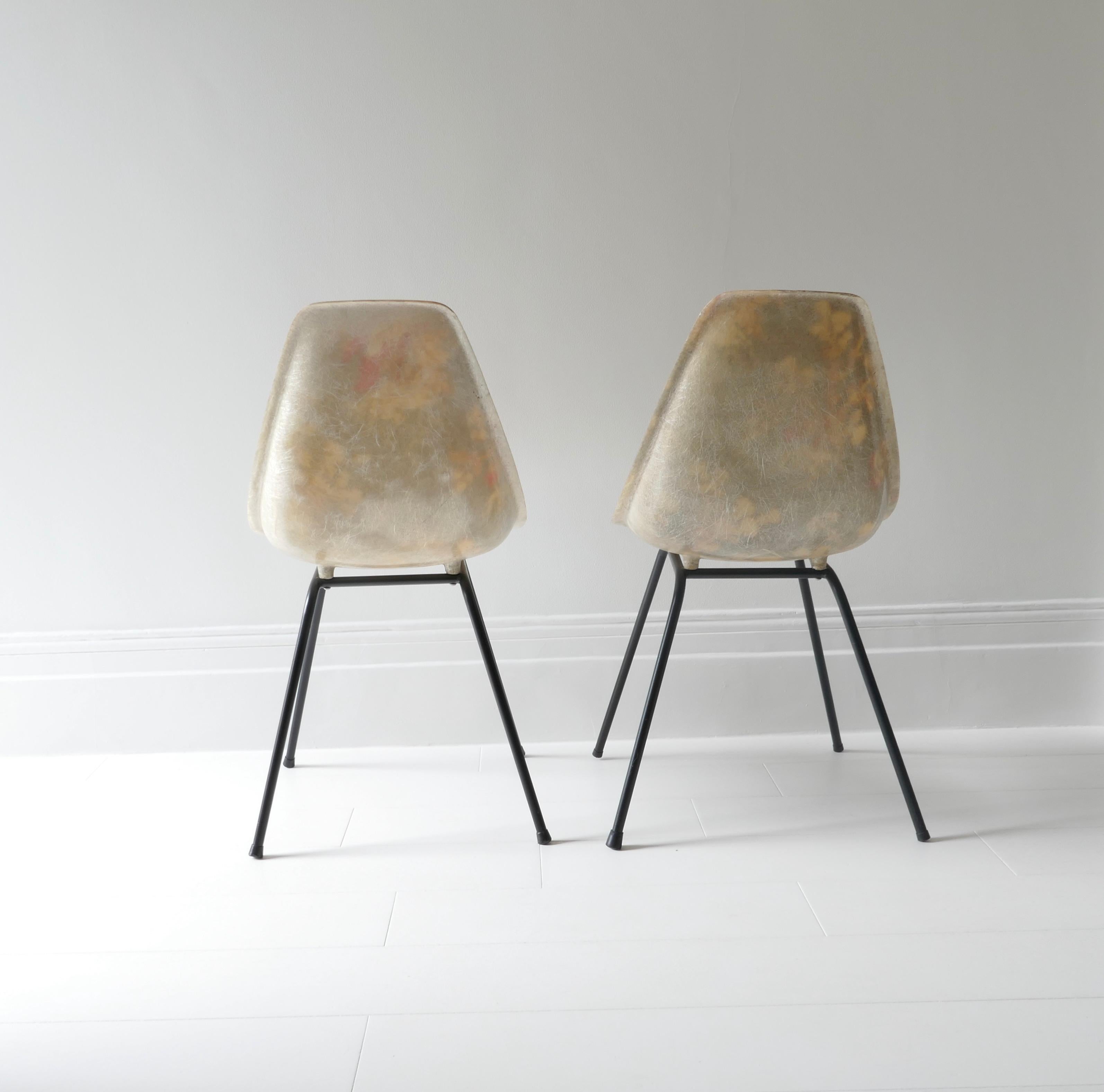 20ième siècle Paire de chaises d'appoint en fibre de verre de René Jean Caillette, France, années 1950 en vente