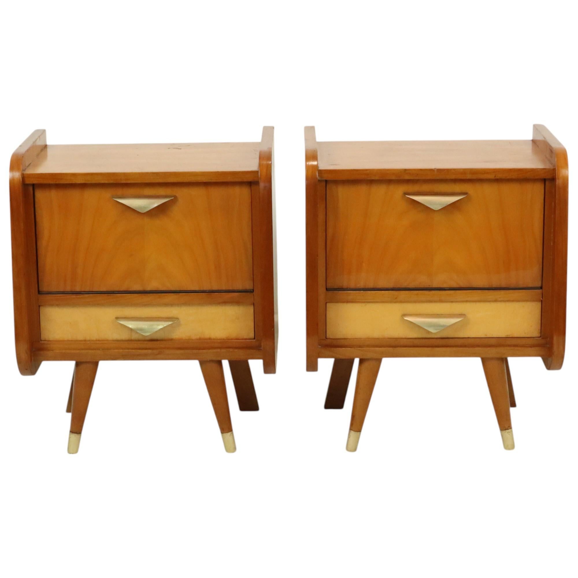 Un'affascinante coppia di comodini di alta qualità dal design vintage, realizzati con vari tipi di impiallacciatura e con maniglie e gambe in ottone. Questi pezzi autentici risalgono agli anni '50, presumibilmente in Belgio.

Eleganti e di classe,