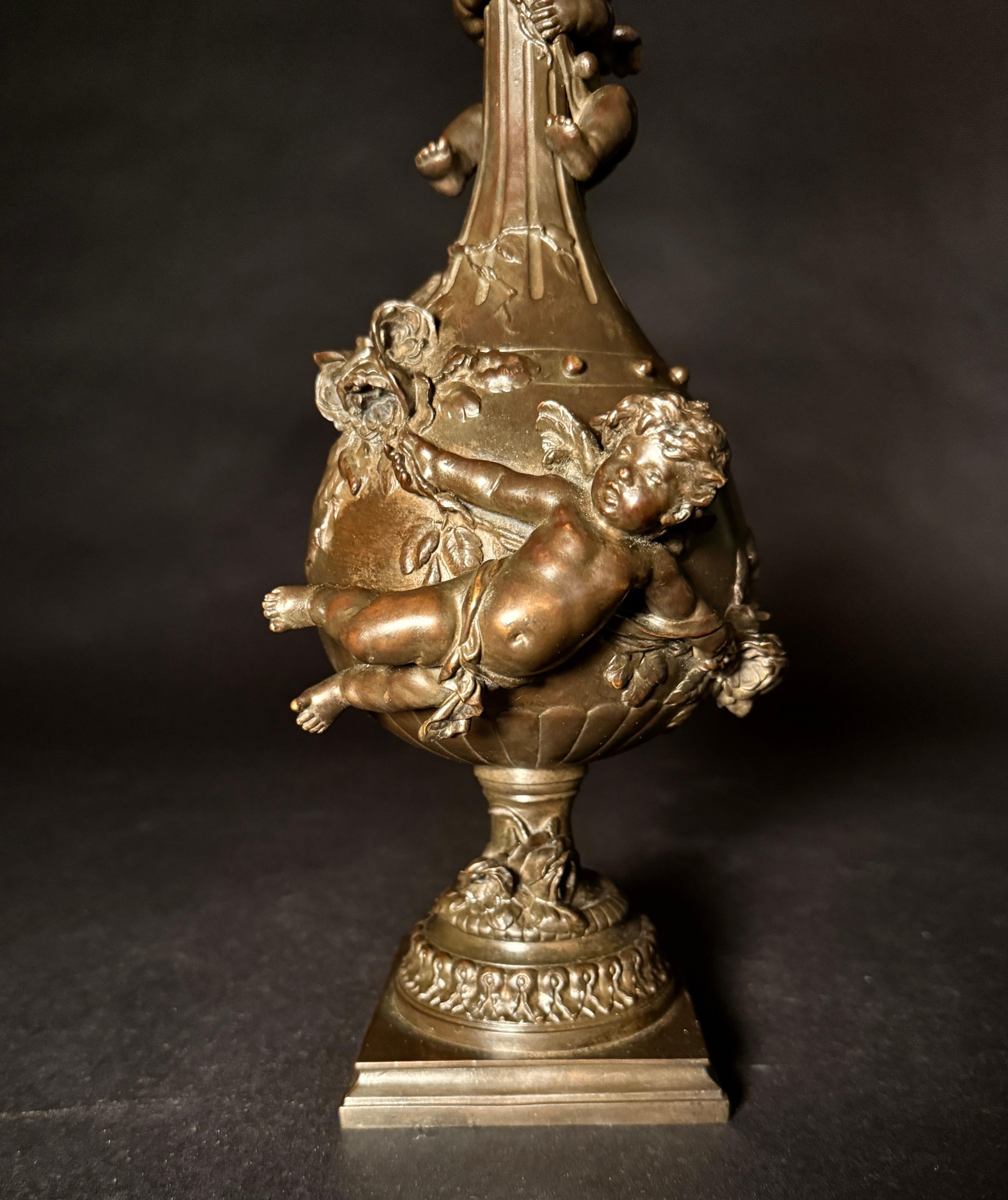 Coppia di splendidi vasi figurati in bronzo patinato di Louis Auguste Moreau (1855-1919). 
Ogni 