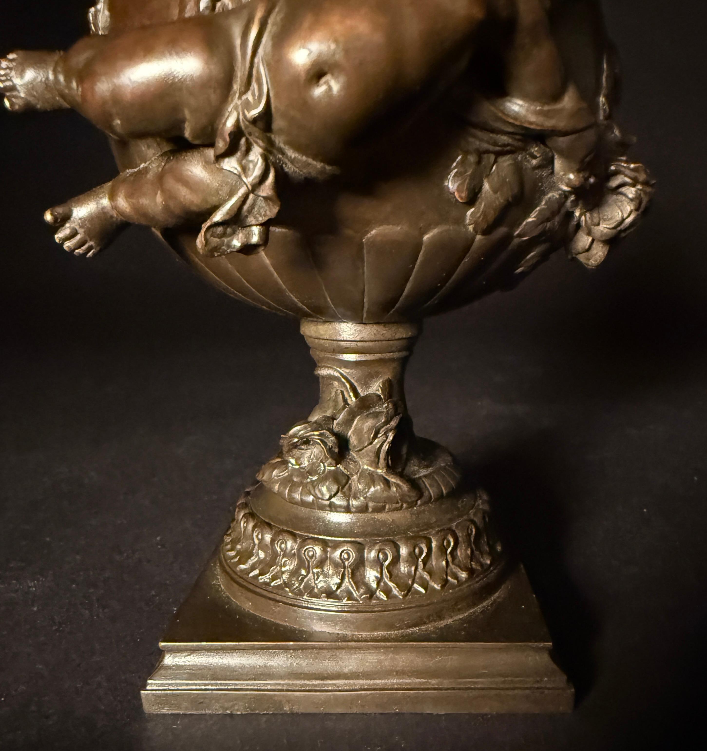 Francese Coppia di vasi figurativi in bronzo di Louis Moreau in vendita