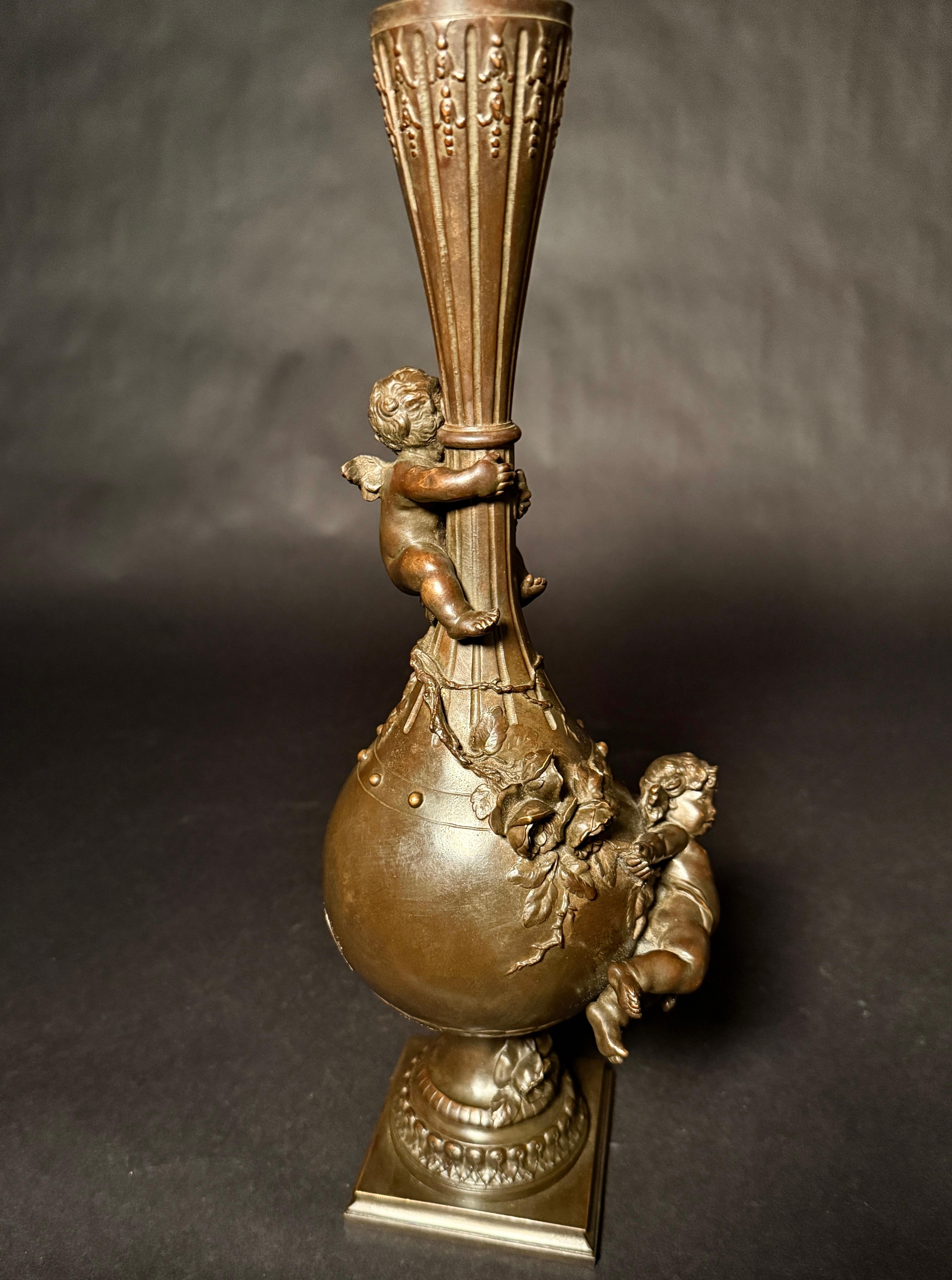 Patinato Coppia di vasi figurativi in bronzo di Louis Moreau in vendita