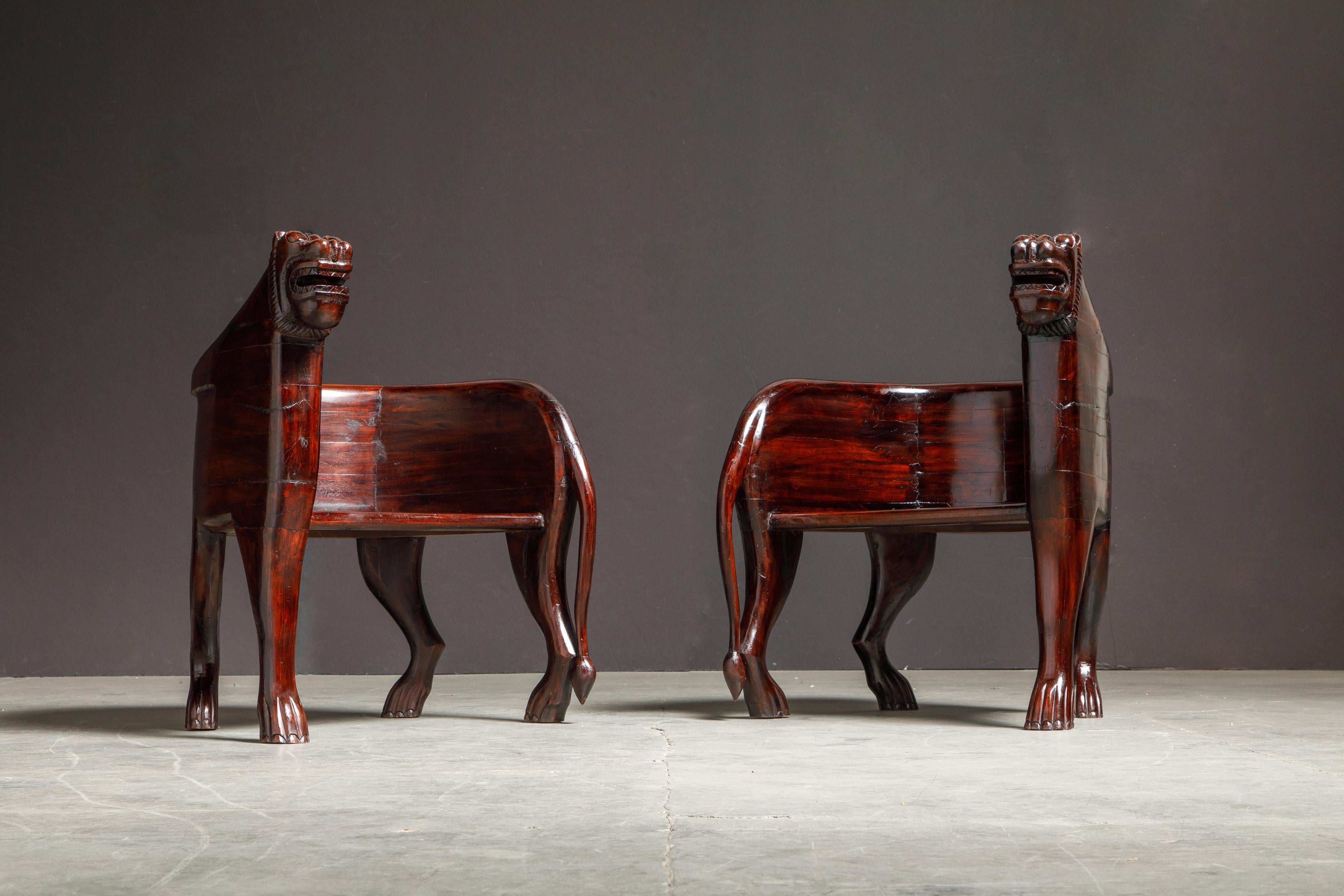 Paar figurale, vollständig geschnitzte, geschnitzte Teakholz-Löwen- Jagd Lodge-Stühle aus Teakholz (Organische Moderne) im Angebot