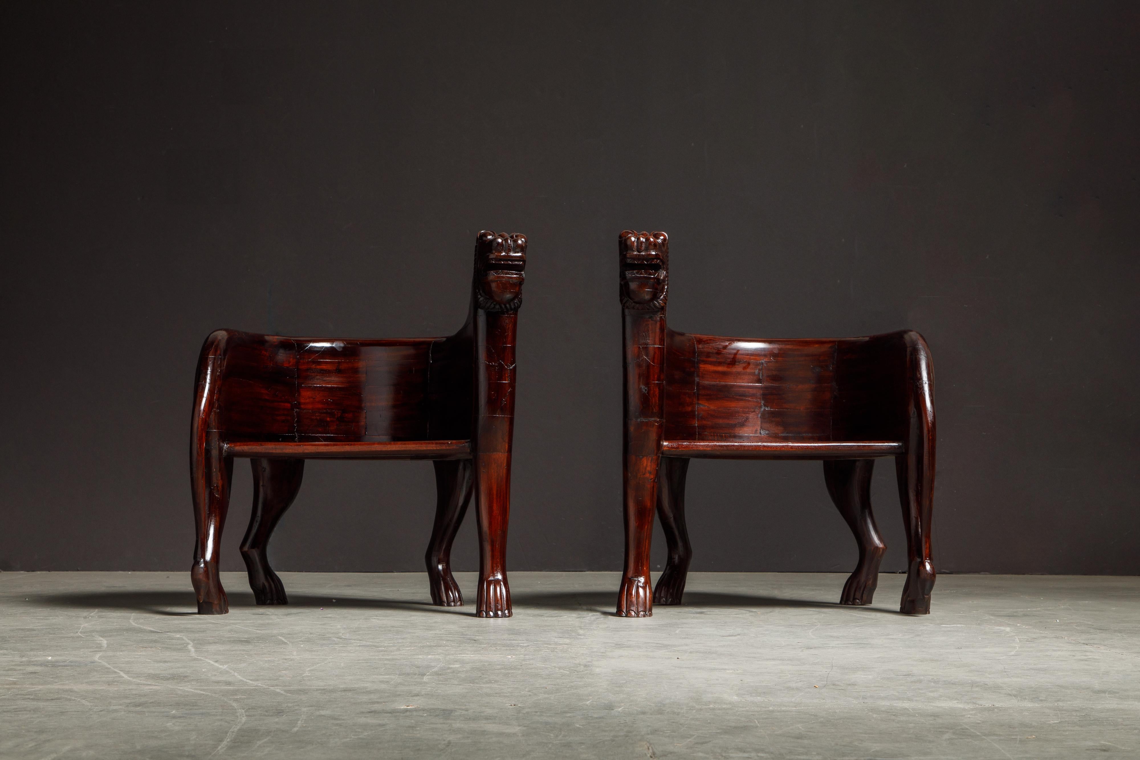 Paar figurale, vollständig geschnitzte, geschnitzte Teakholz-Löwen- Jagd Lodge-Stühle aus Teakholz (20. Jahrhundert) im Angebot
