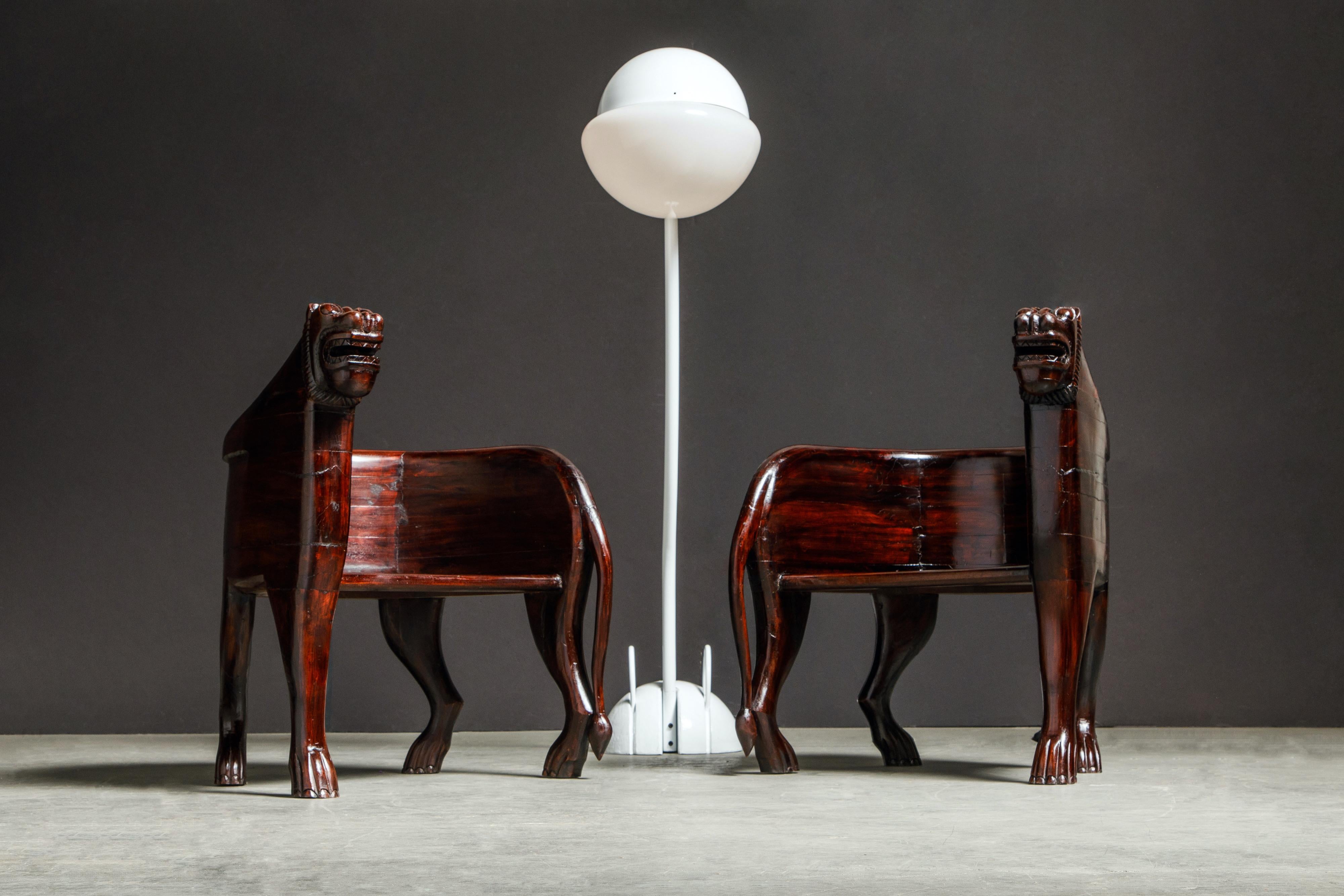 Paar figurale, vollständig geschnitzte, geschnitzte Teakholz-Löwen- Jagd Lodge-Stühle aus Teakholz im Angebot 1