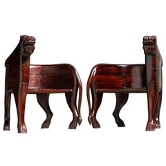 Paire de chaises de Lodge de chasse en teck sculpté représentant des lions, corps entiers