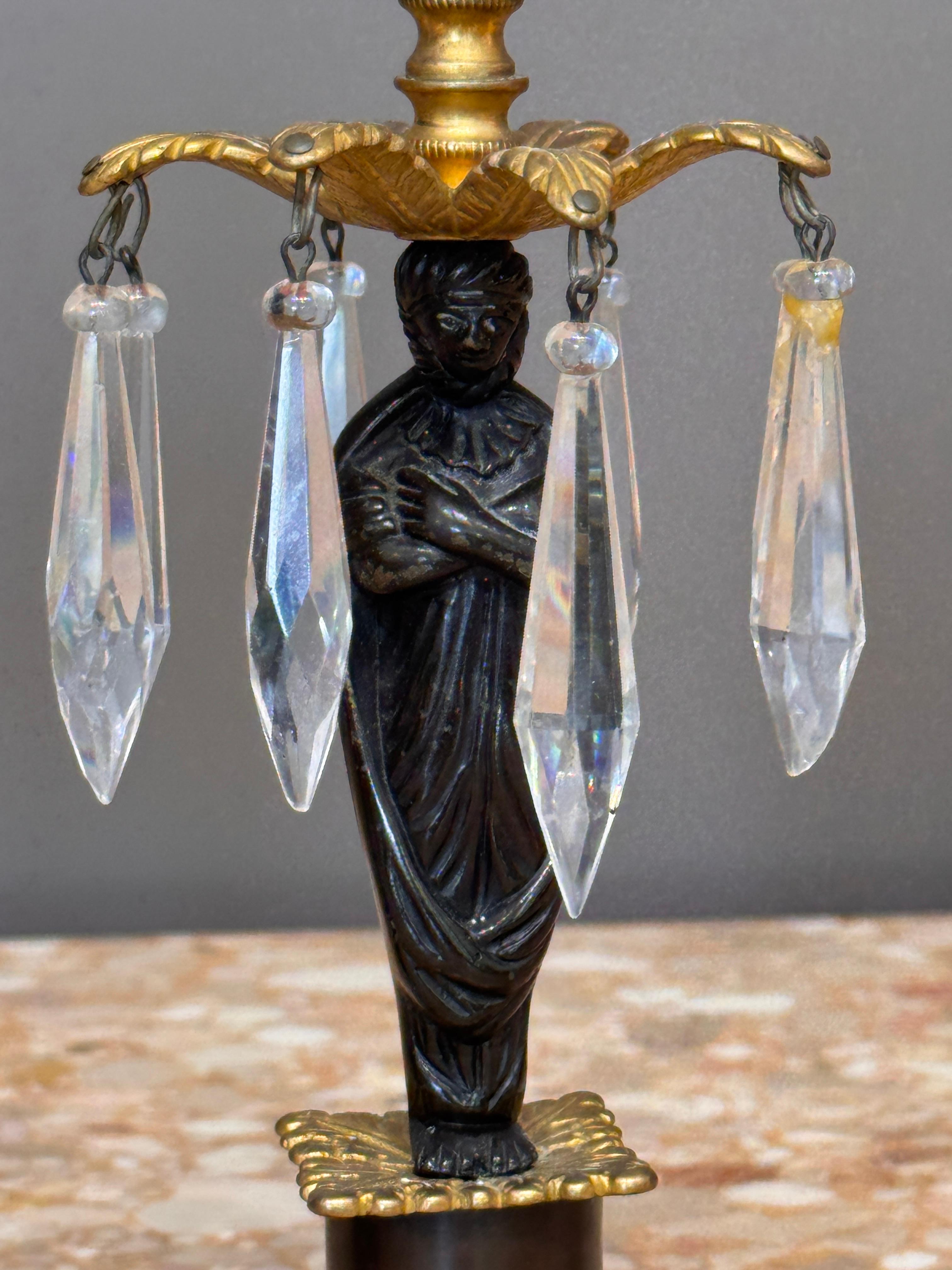 Pair of Figural Ormolu and Patinated Bronze Girandoles Bronce en venta