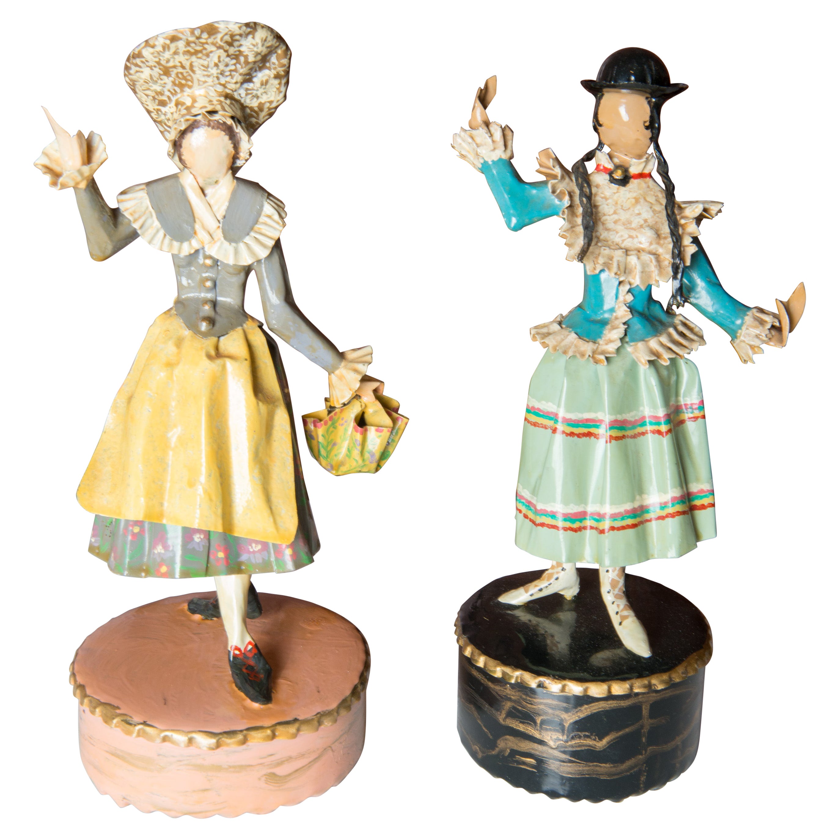 Paire de sculptures figuratives dans des costumes autrichiens traditionnels par Lee Menichetti