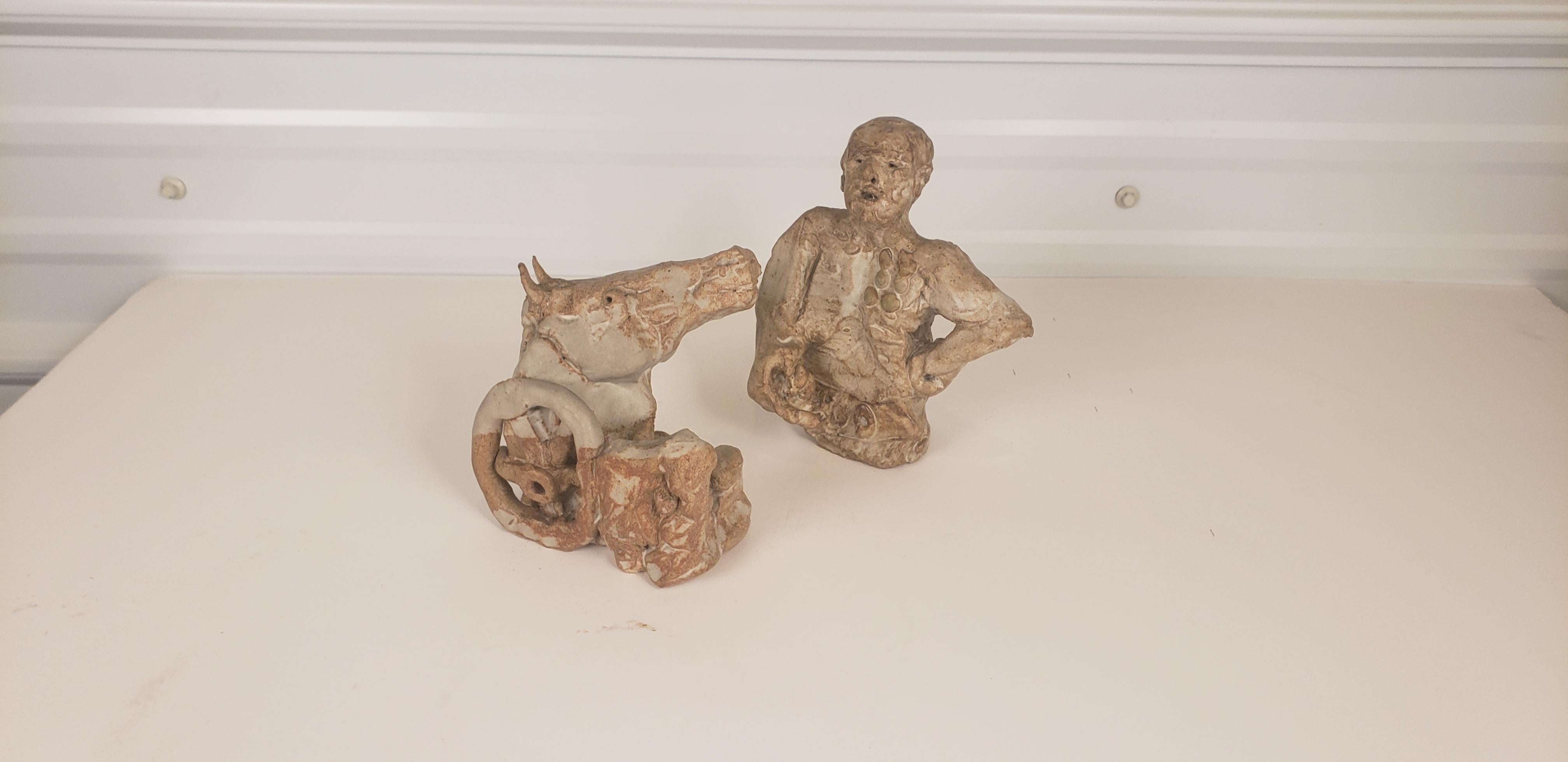 Una forte coppia di sculture dell'artista italo-americano Marco Celotti.
Creato intorno al 1970. Questa coppia di personaggi altamente animati non può che far pensare alla narrazione di una storia. Perfetto per decorare il tavolo. Queste figure