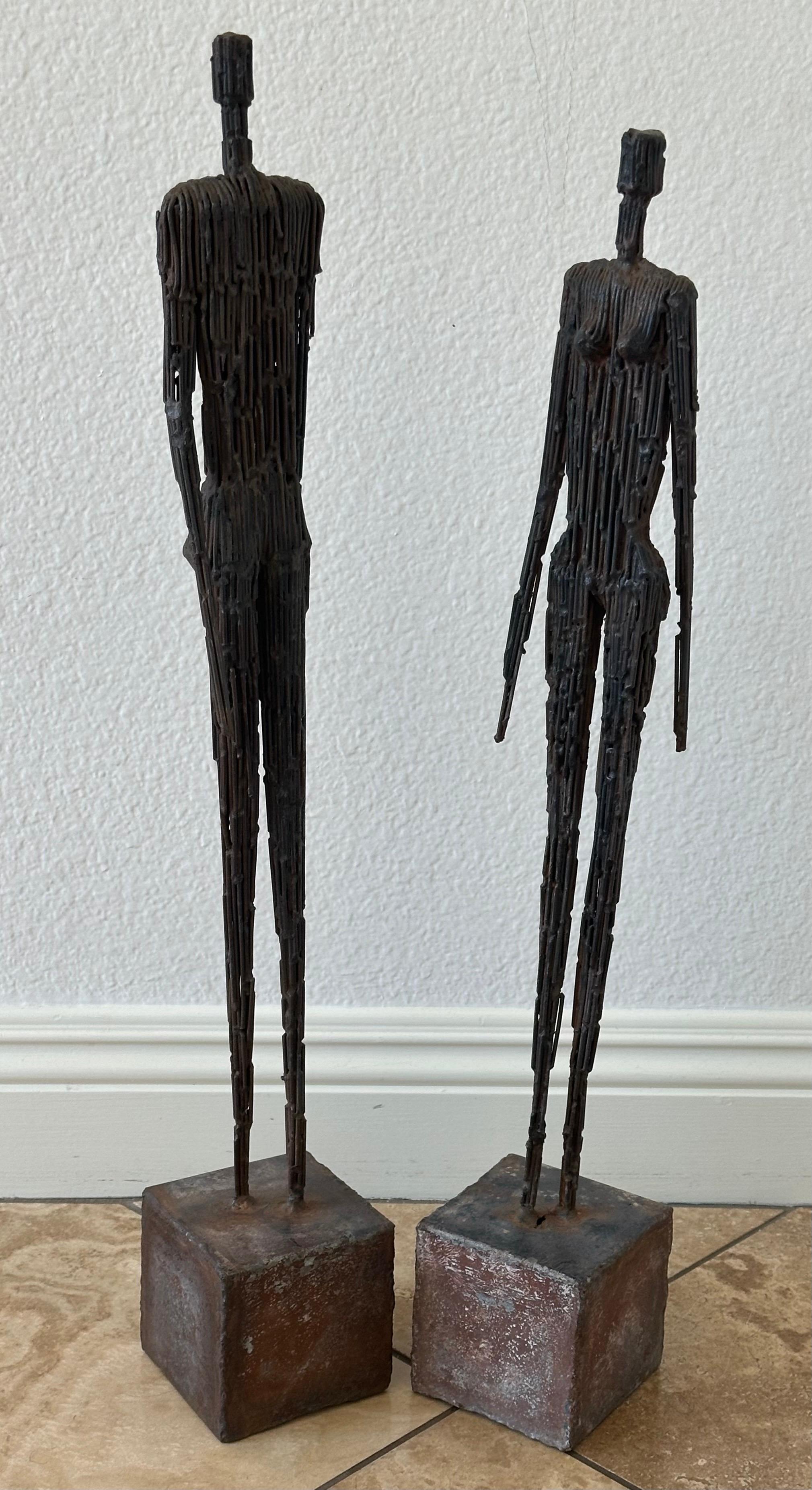 Coppia di sculture figurative di uomo e donna in metallo a corda nello stile di Giacometti in vendita 2