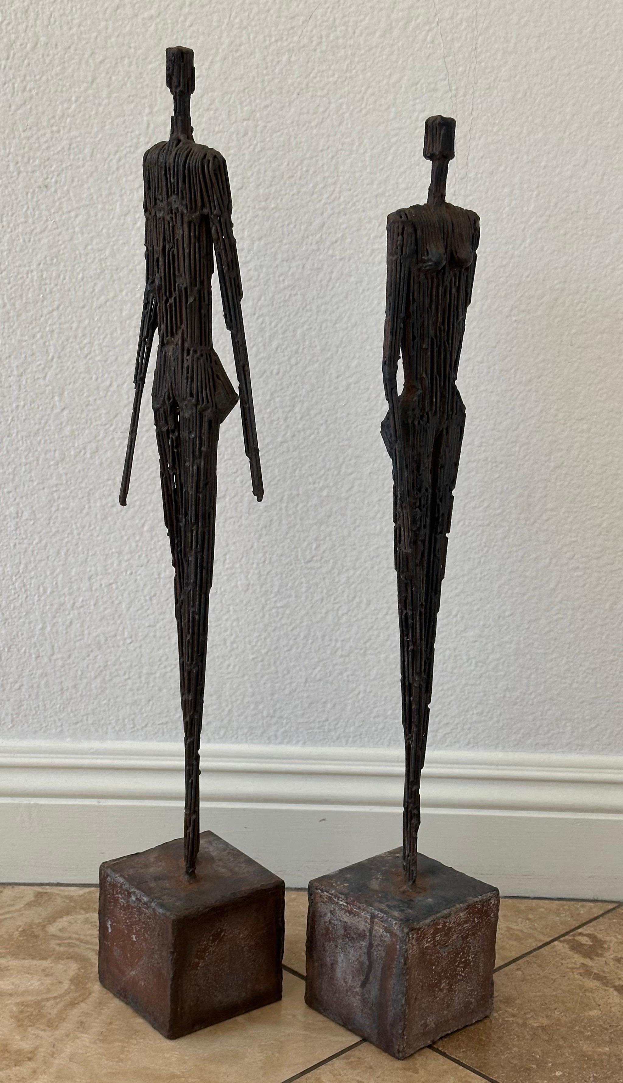 Coppia di sculture figurative di uomo e donna in metallo a corda nello stile di Giacometti in vendita 3