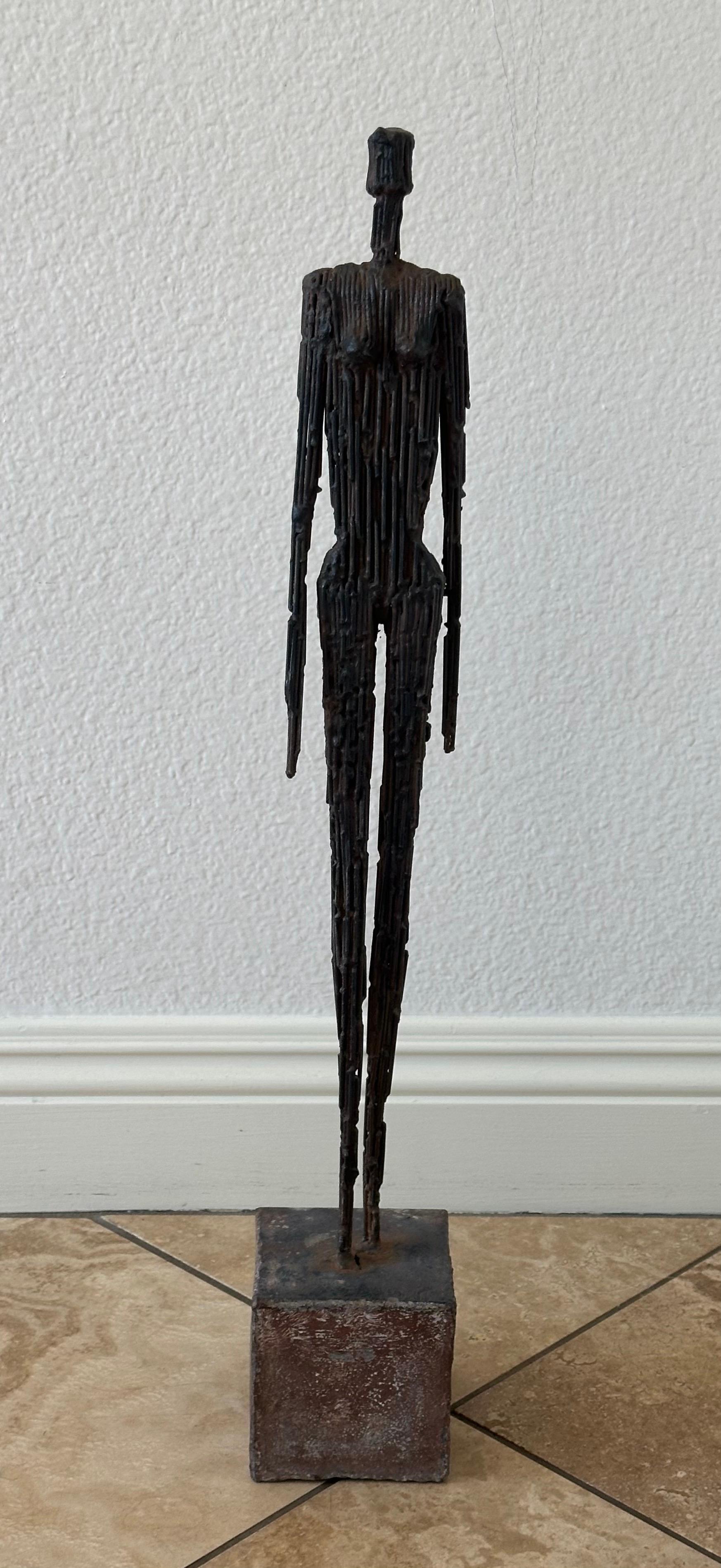 Coppia di sculture figurative di uomo e donna in metallo a corda nello stile di Giacometti in vendita 4