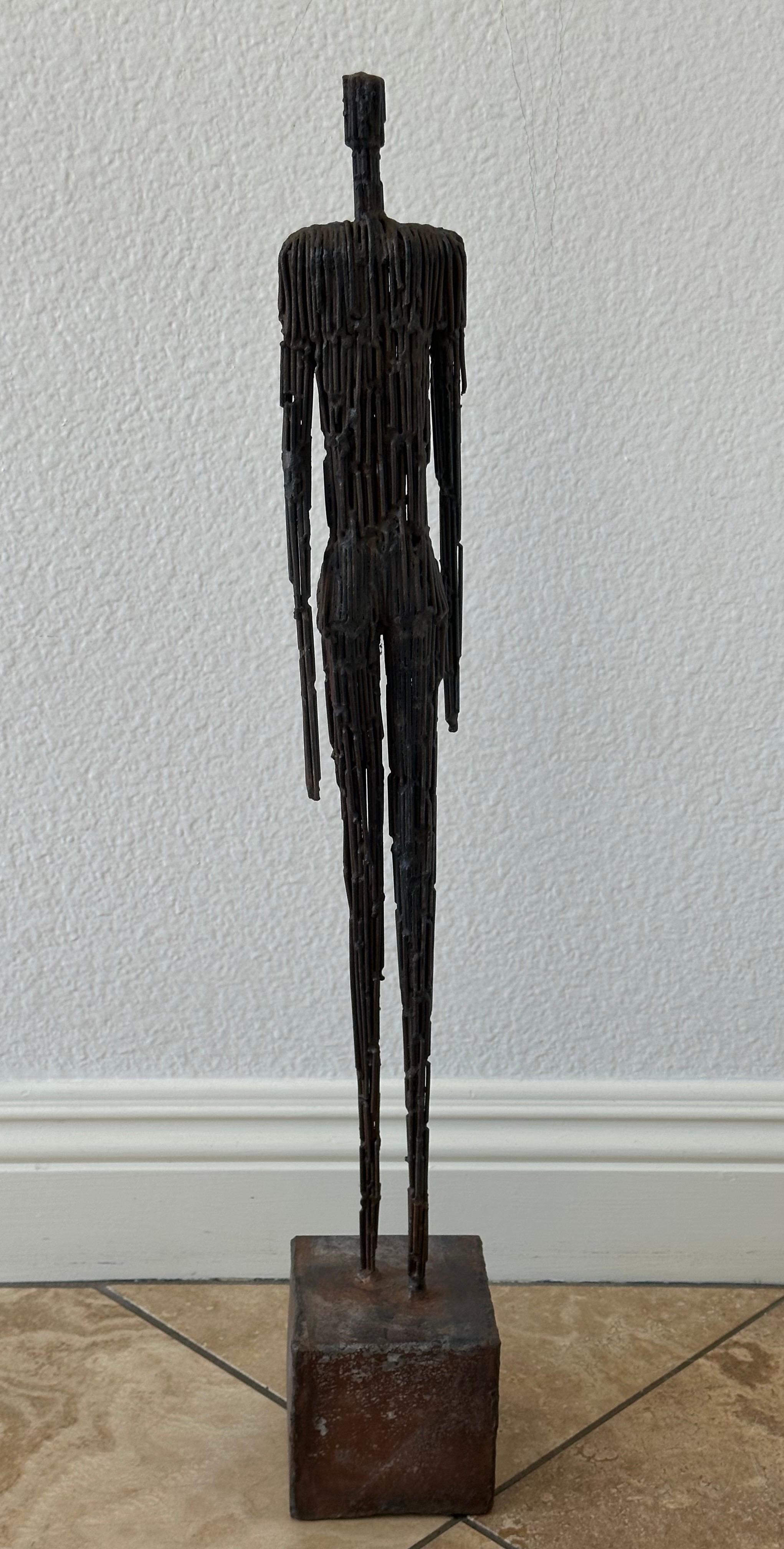 Coppia di sculture figurative di uomo e donna in metallo a corda nello stile di Giacometti in vendita 5