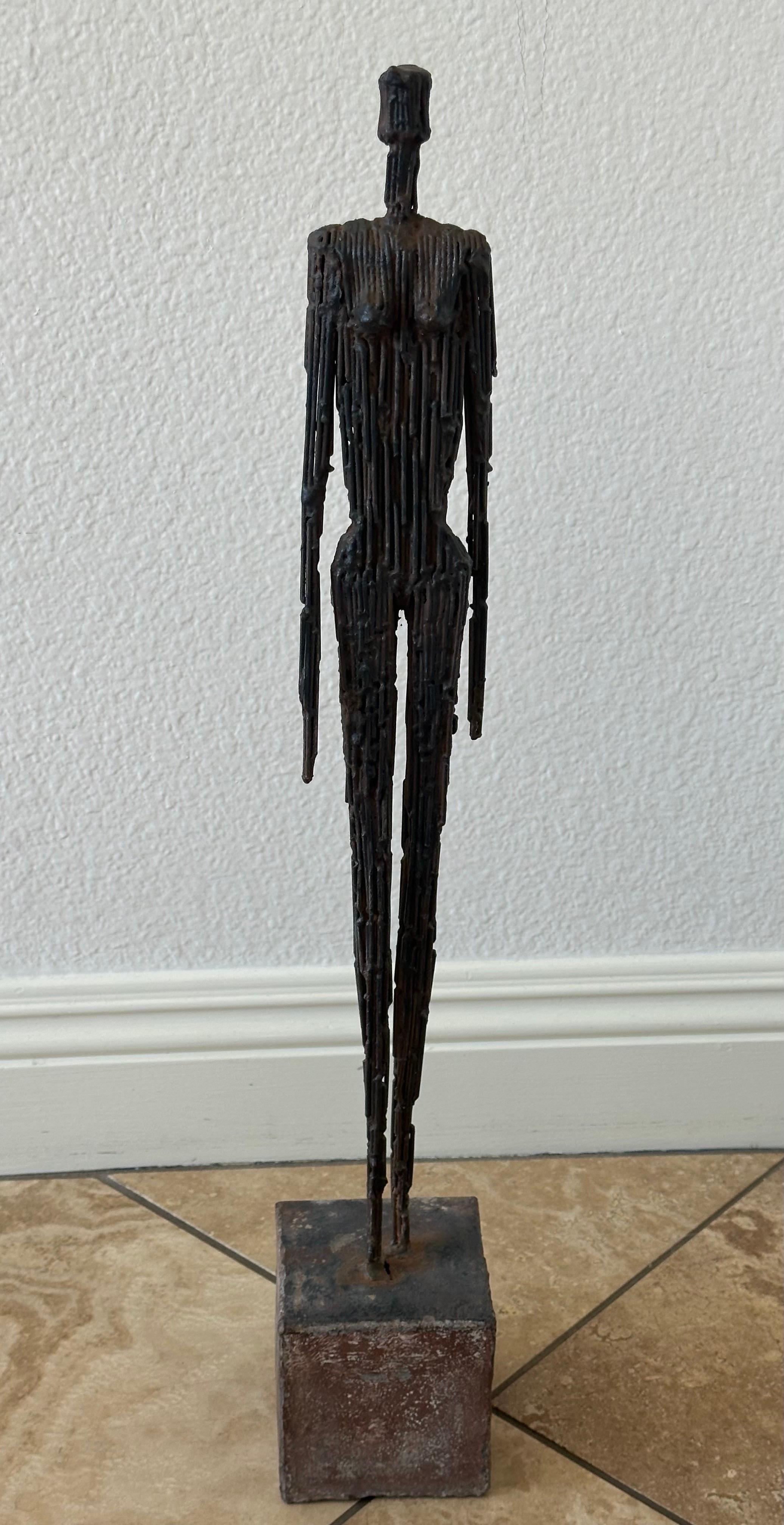 Coppia di sculture figurative di uomo e donna in metallo a corda nello stile di Giacometti in vendita 6