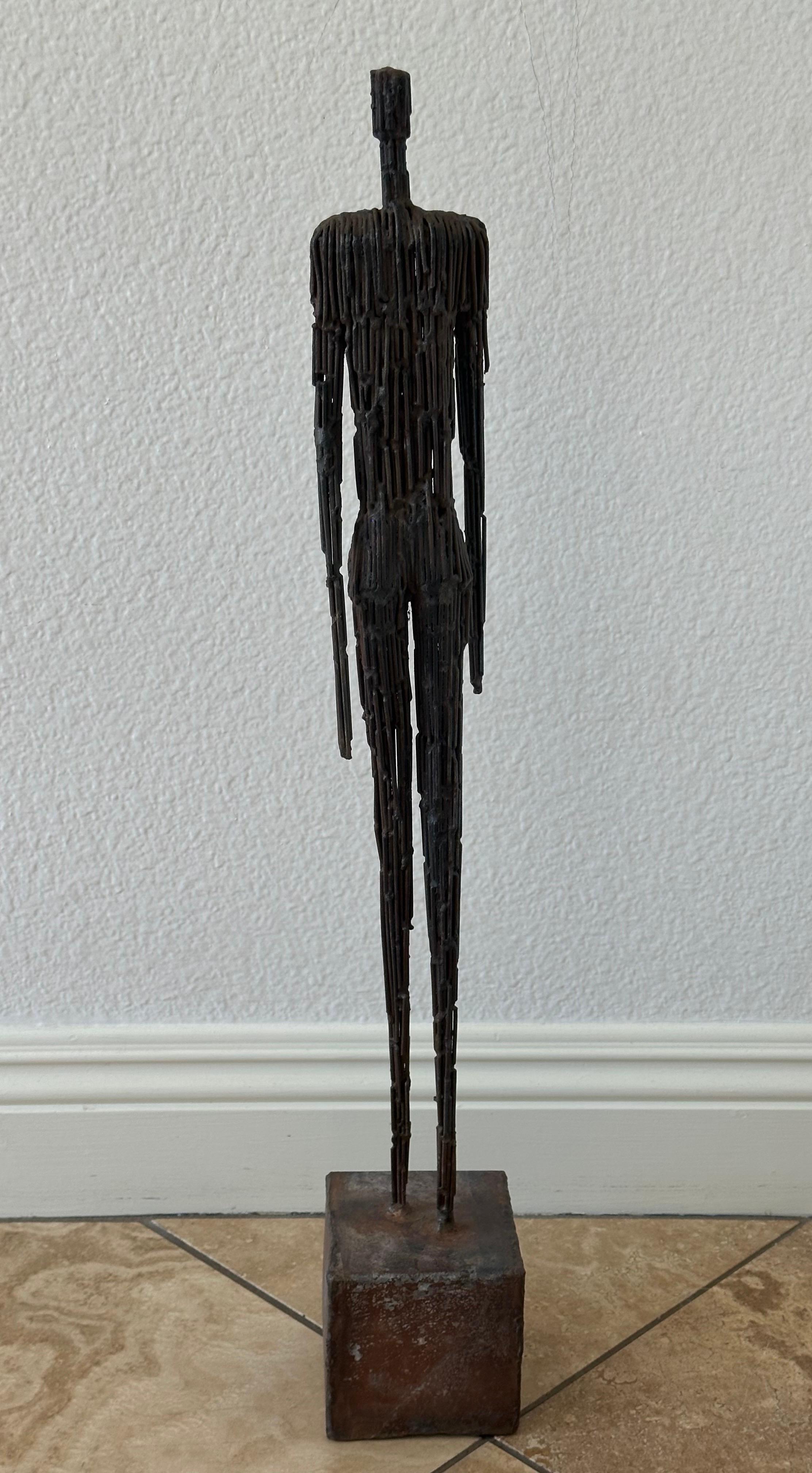 Coppia di sculture figurative di uomo e donna in metallo a corda nello stile di Giacometti in vendita 7