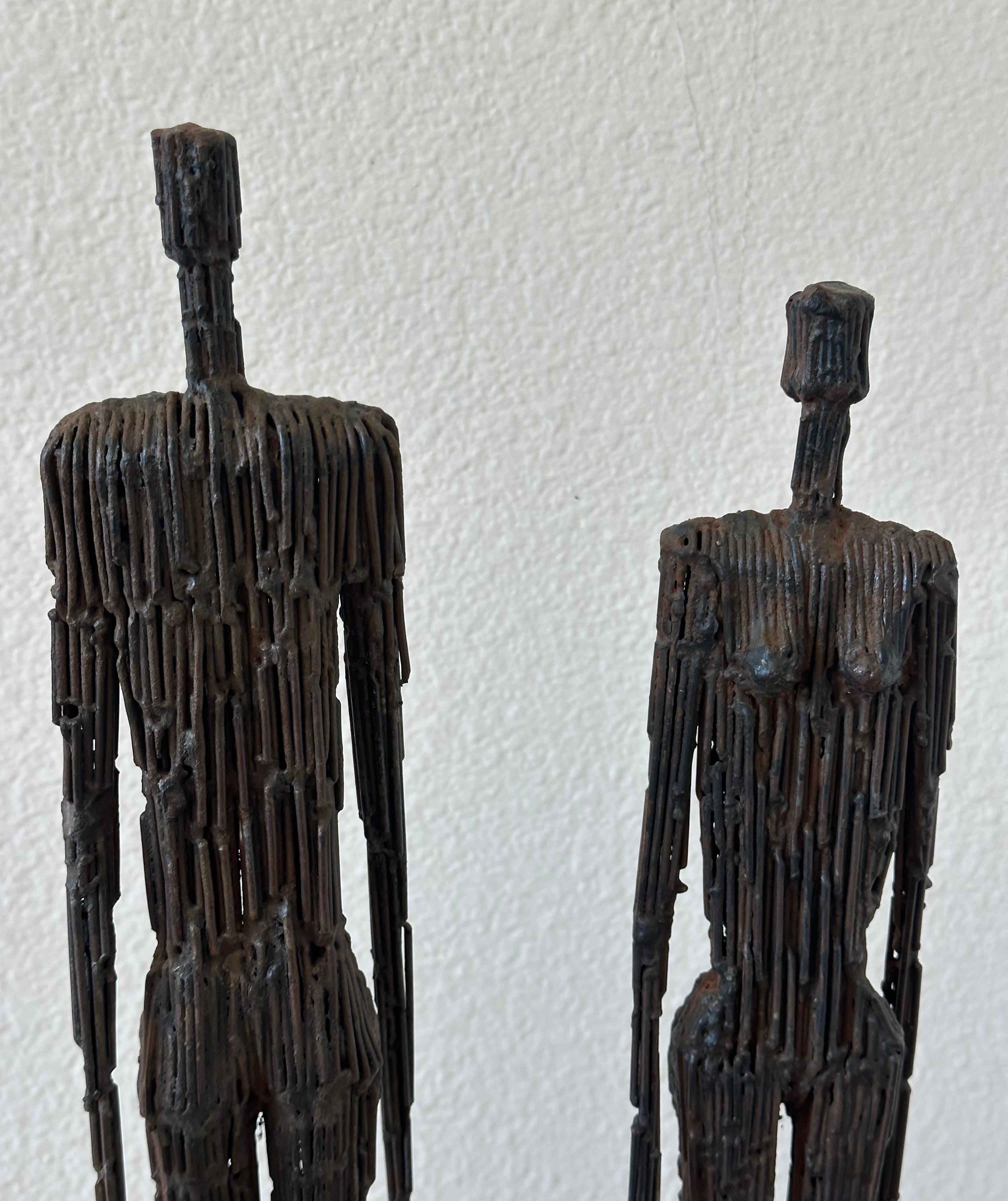 Coppia di sculture figurative di uomo e donna in metallo a corda nello stile di Giacometti in vendita 9