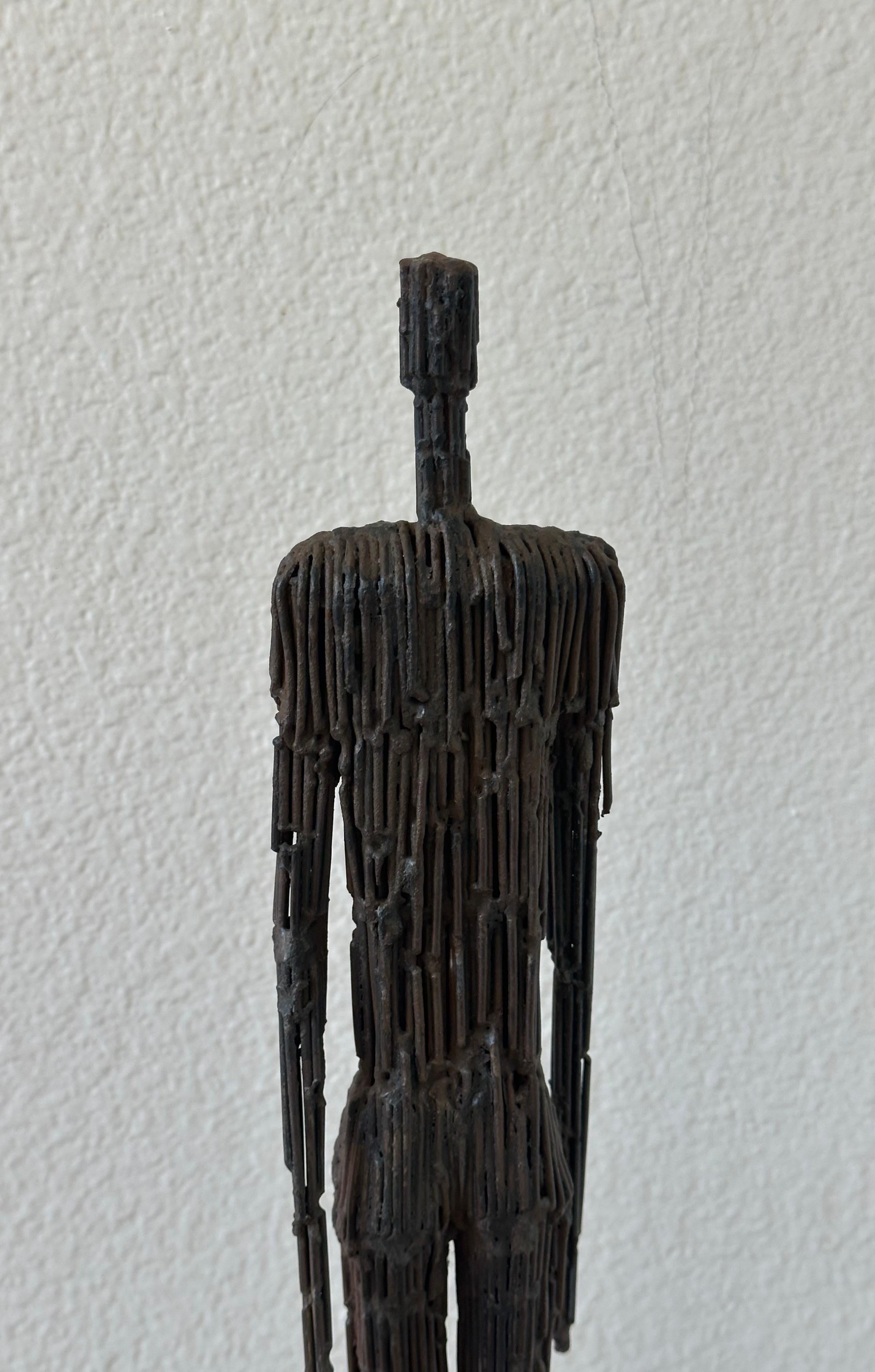 Coppia di sculture figurative di uomo e donna in metallo a corda nello stile di Giacometti in vendita 10
