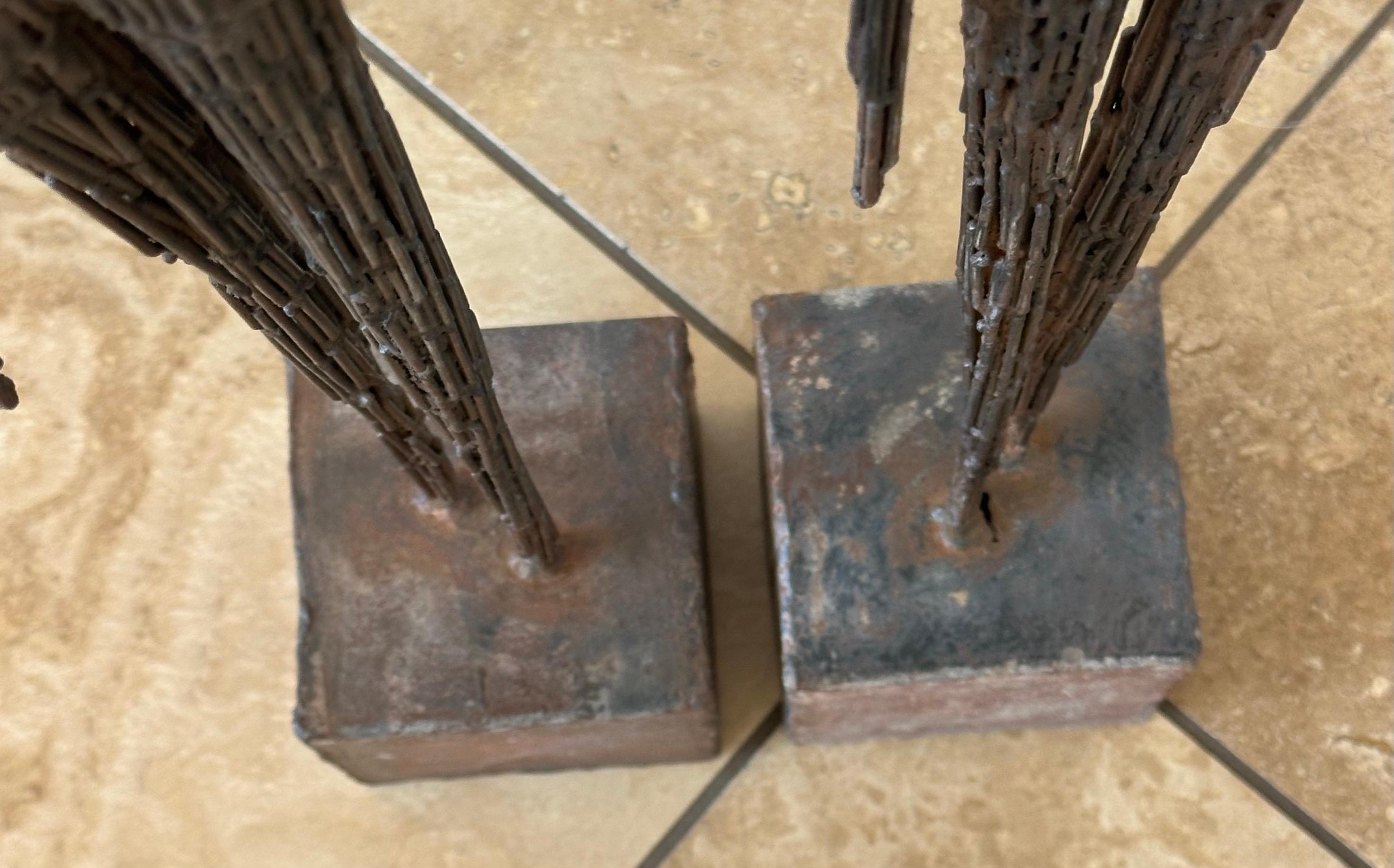 Coppia di sculture figurative di uomo e donna in metallo a corda nello stile di Giacometti in vendita 11