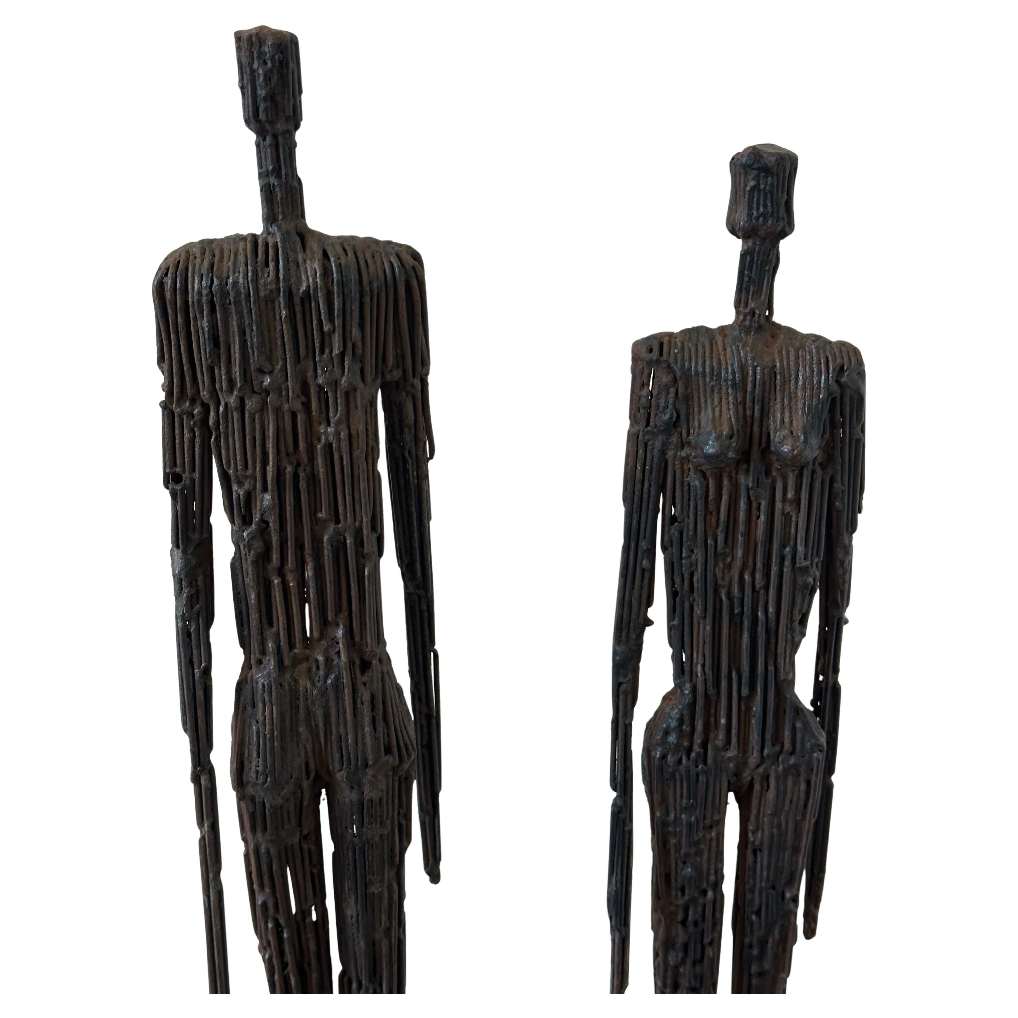 Brutalismo Coppia di sculture figurative di uomo e donna in metallo a corda nello stile di Giacometti in vendita