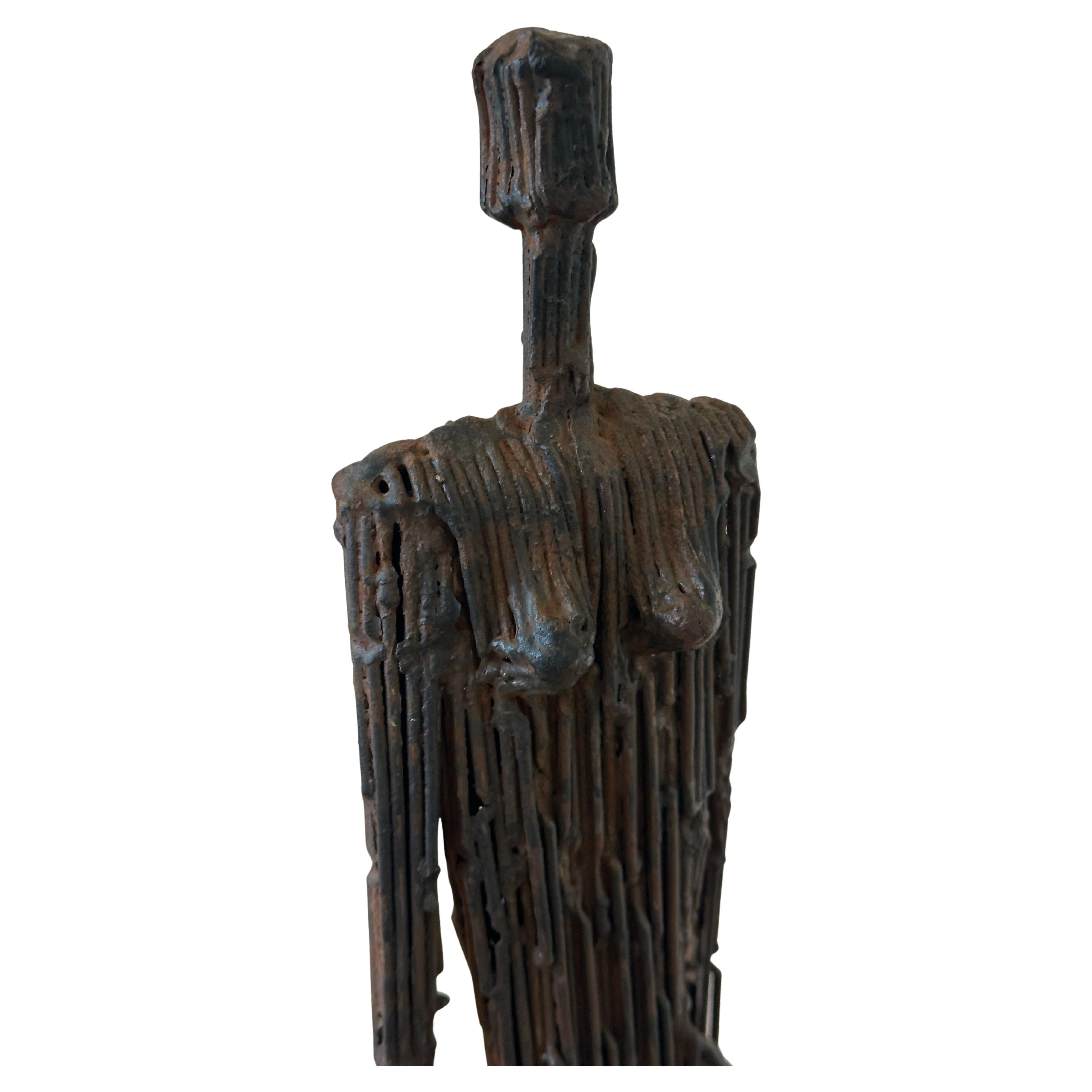 Saldato Coppia di sculture figurative di uomo e donna in metallo a corda nello stile di Giacometti in vendita